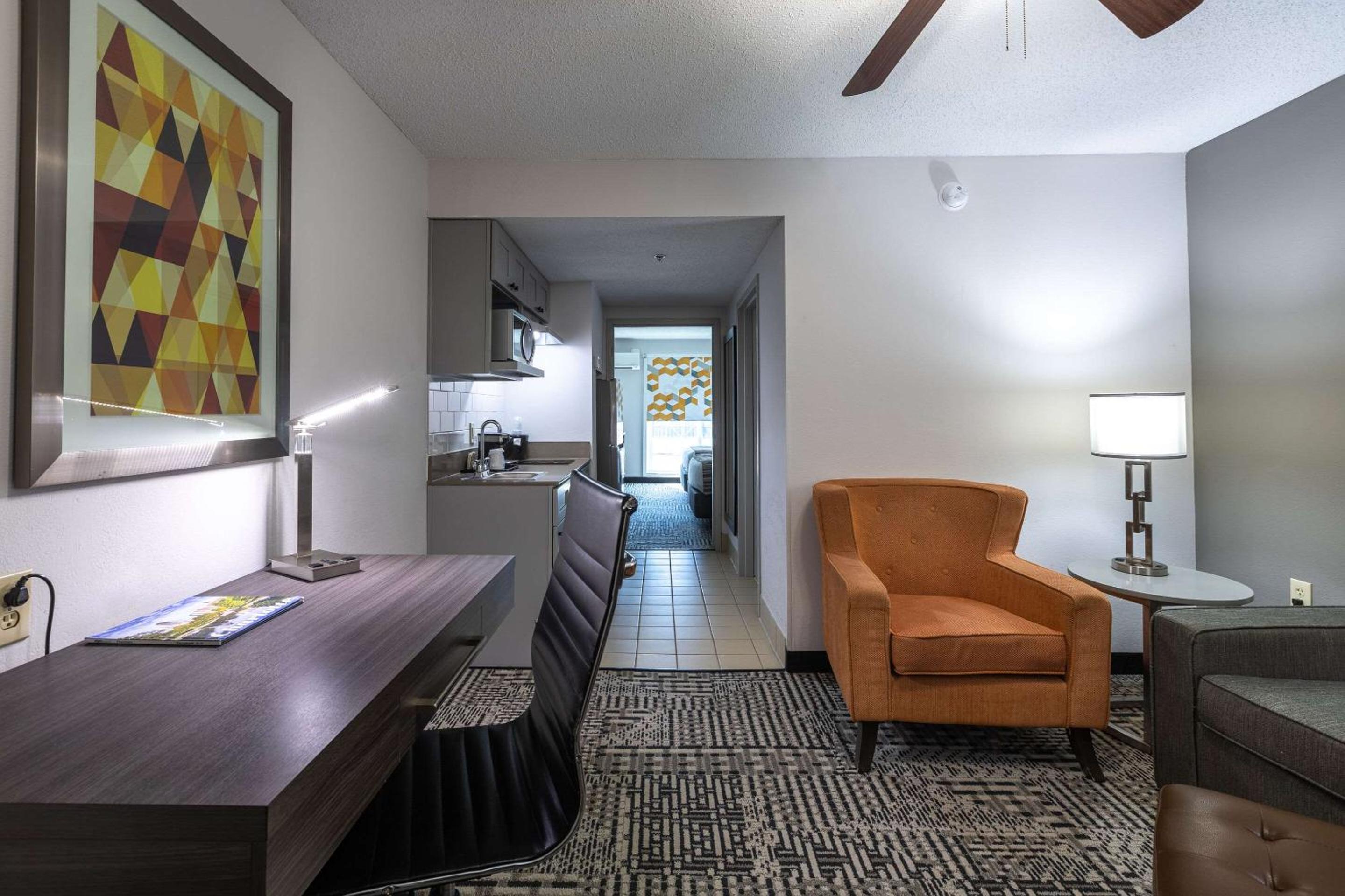 Queen Suite with Two Queen Beds and Sofa Bed - Non Smoking - Photo 2