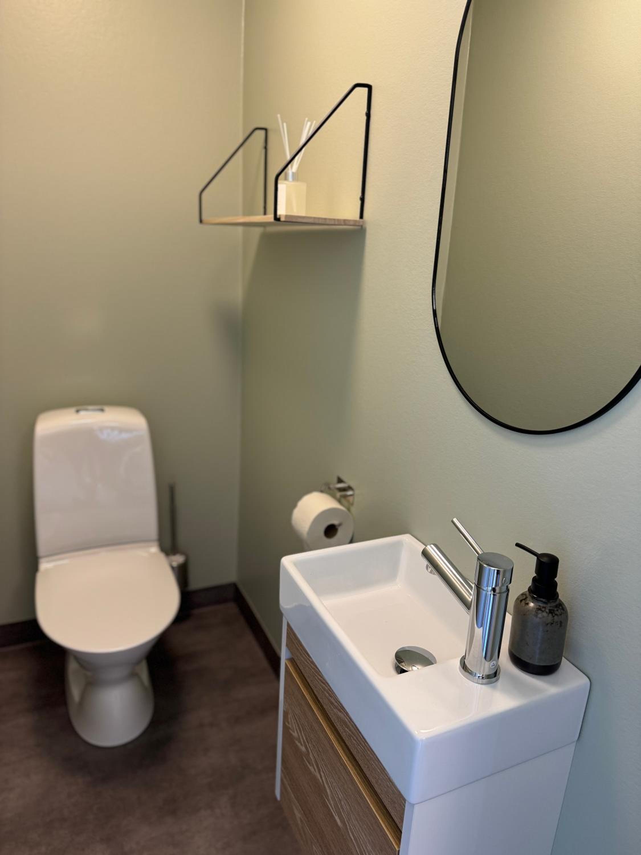 Single Room With Shared Shower And Toilet photo 2