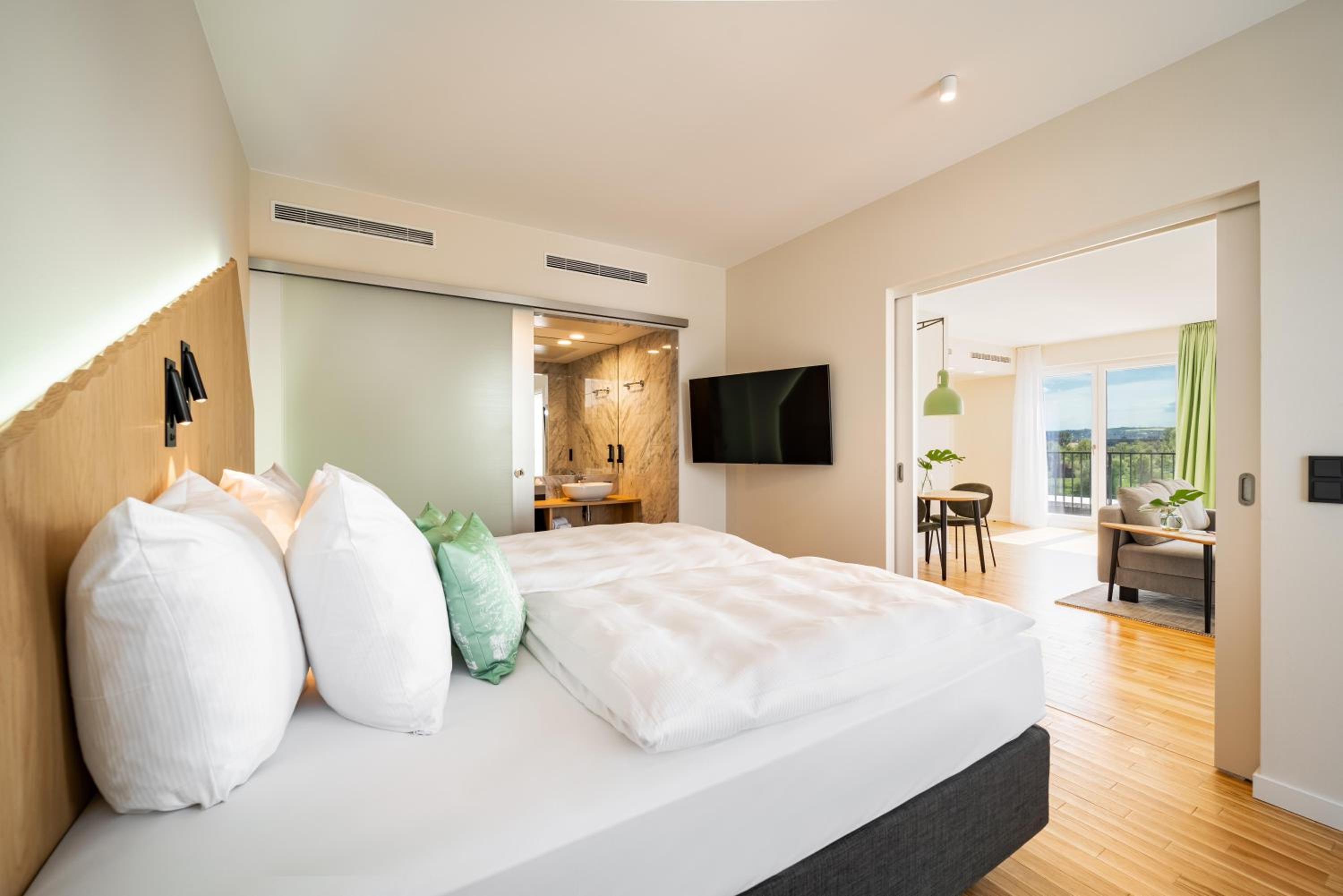 Suite - Photo 1