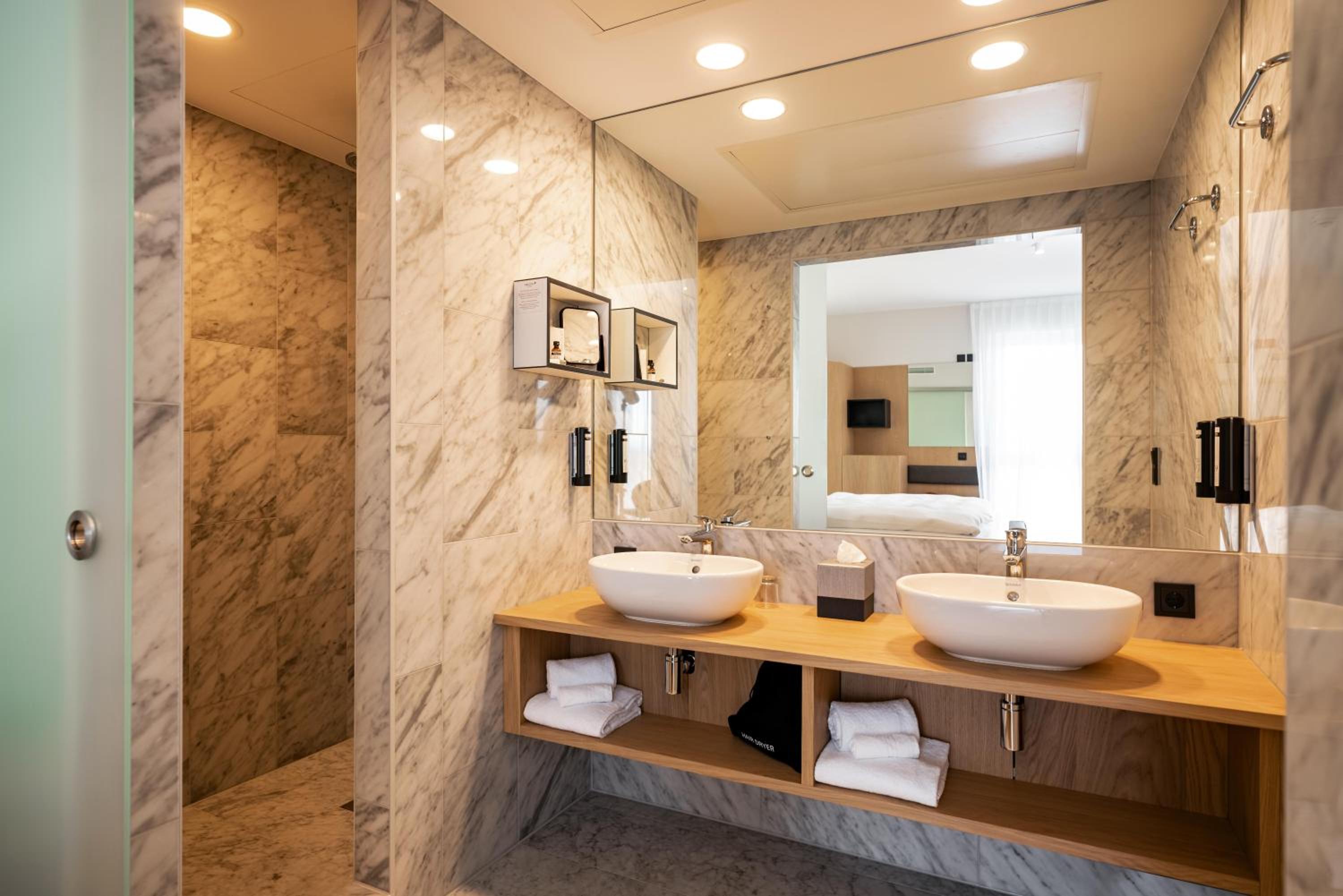 Suite - Photo 10