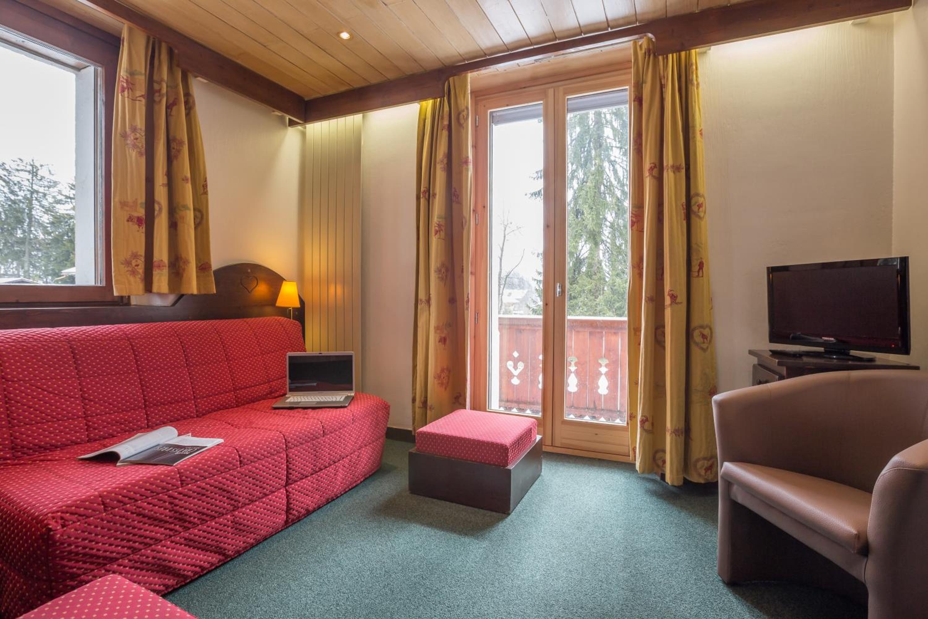 One-Bedroom Apartment with Sleeping Alcove (8 People)