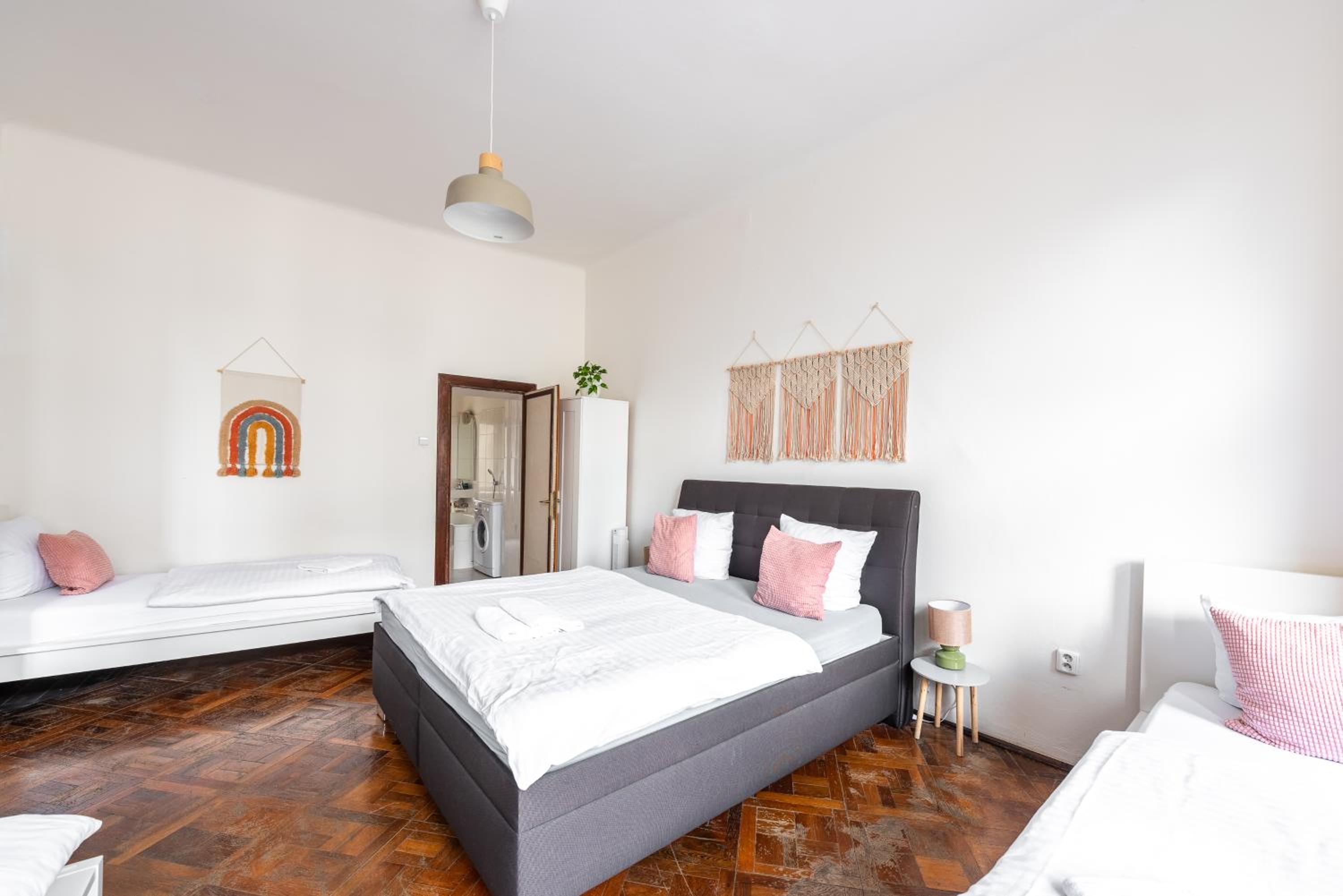 One-Bedroom Apartment (8 Adults)