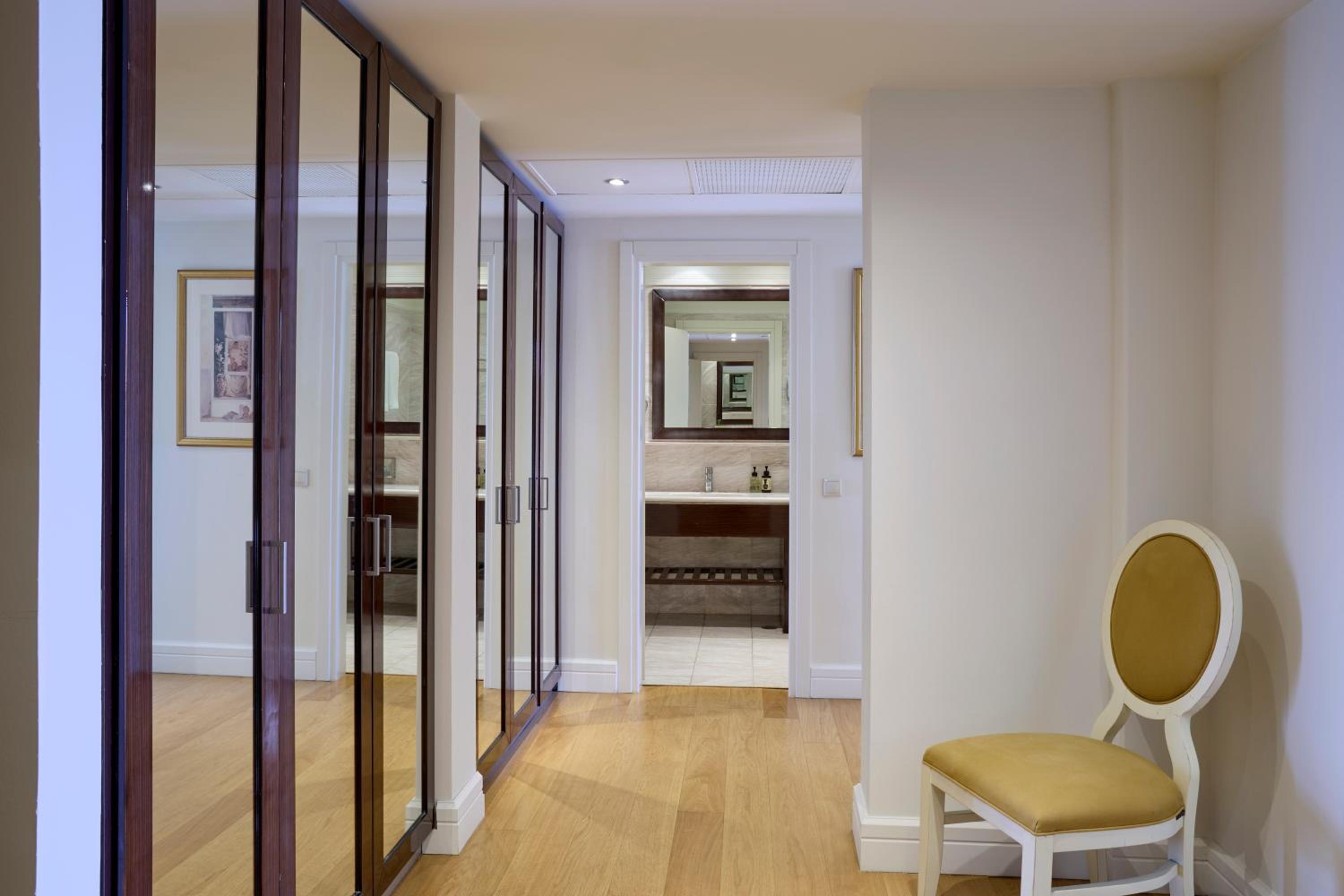 Deluxe Suite photo 3