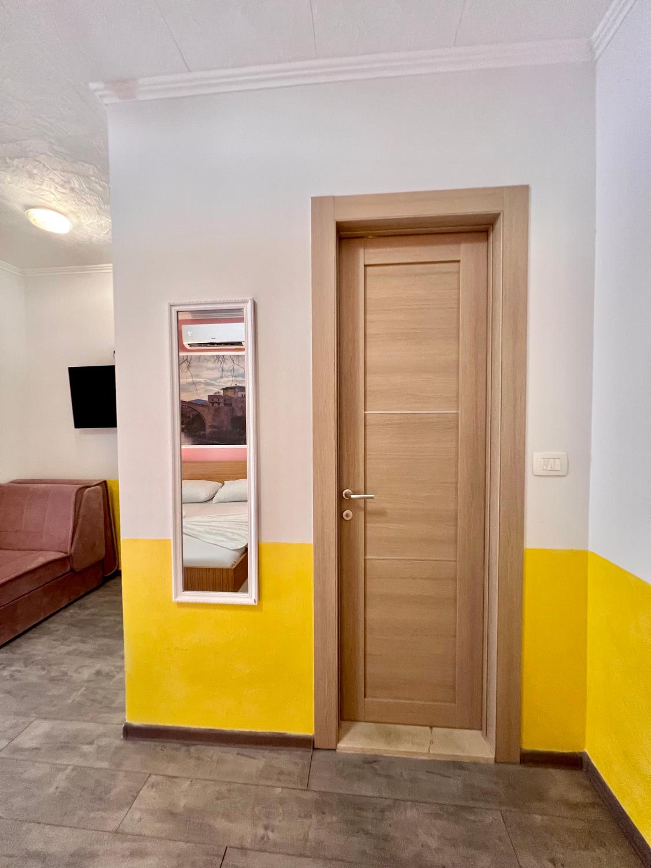 Deluxe Double Room with Balcony - Photo 9