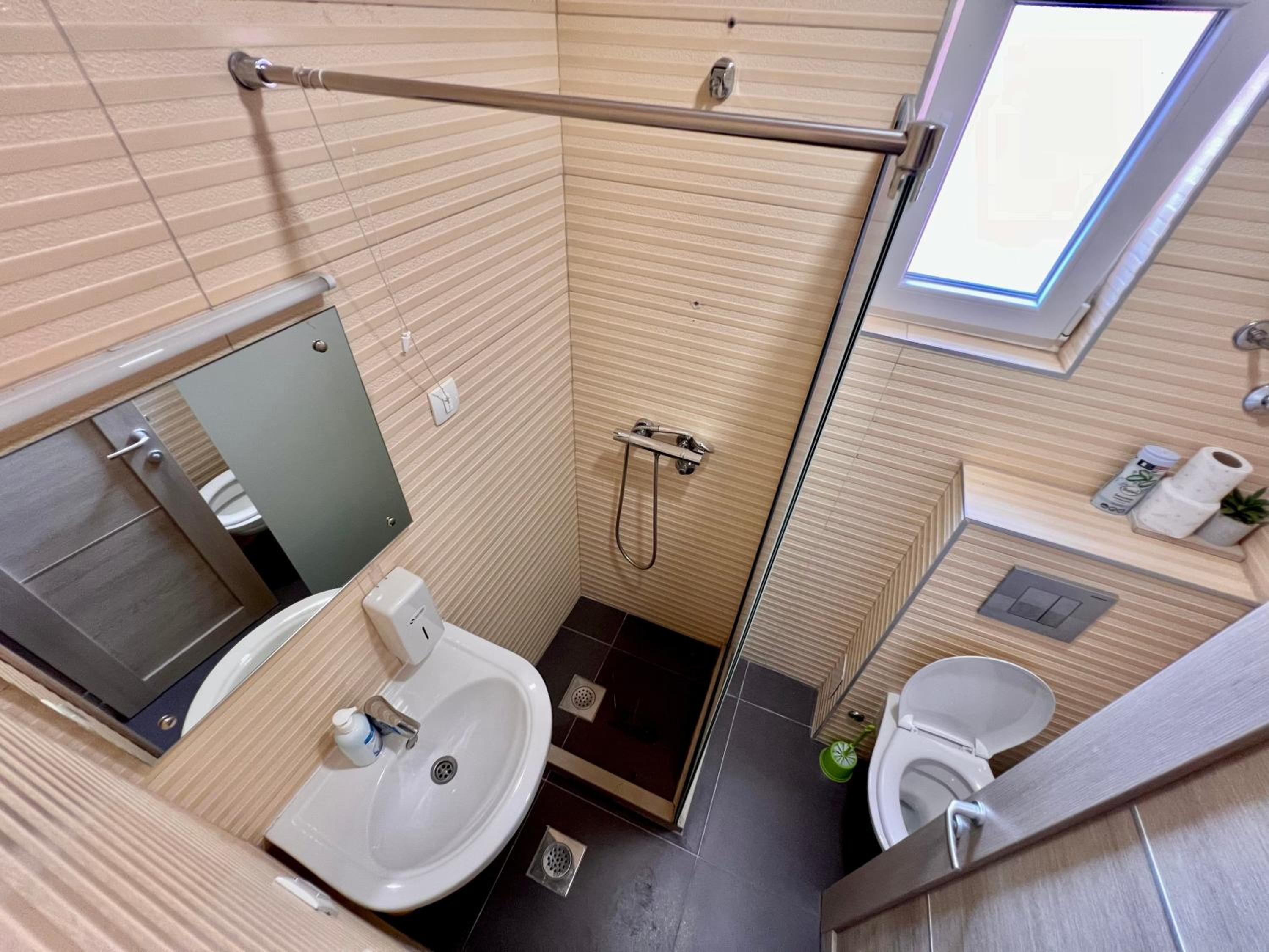 Deluxe Double Room with Balcony - Photo 12
