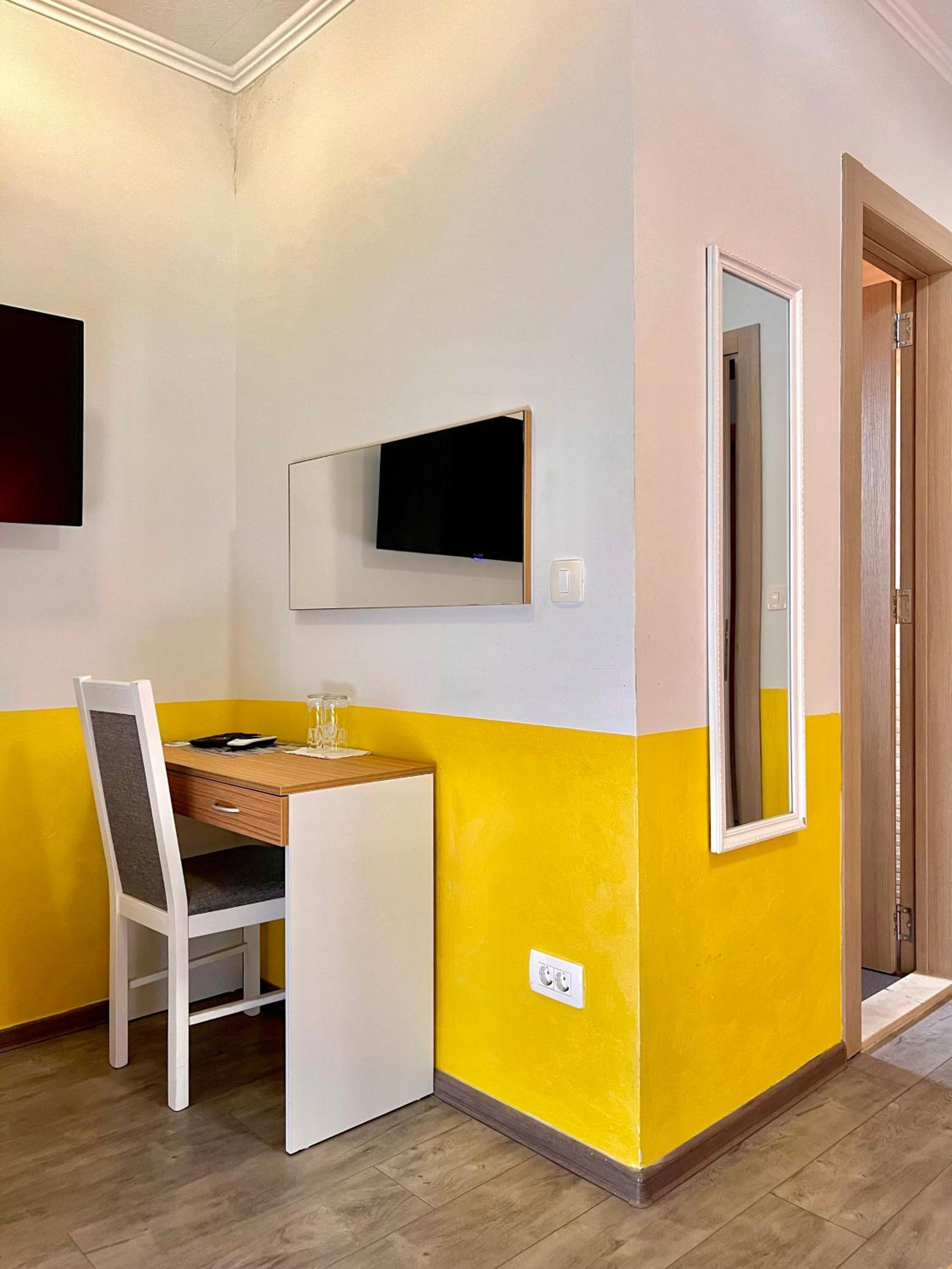 Deluxe Double Room with Balcony - Photo 17