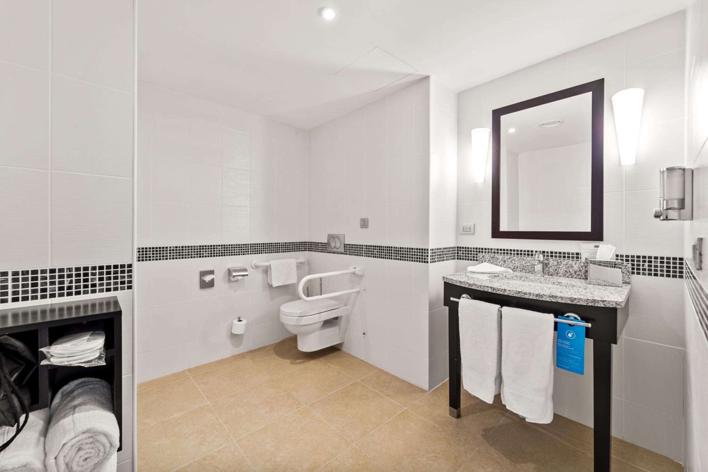 Queen Accessible Room NS - Photo 4
