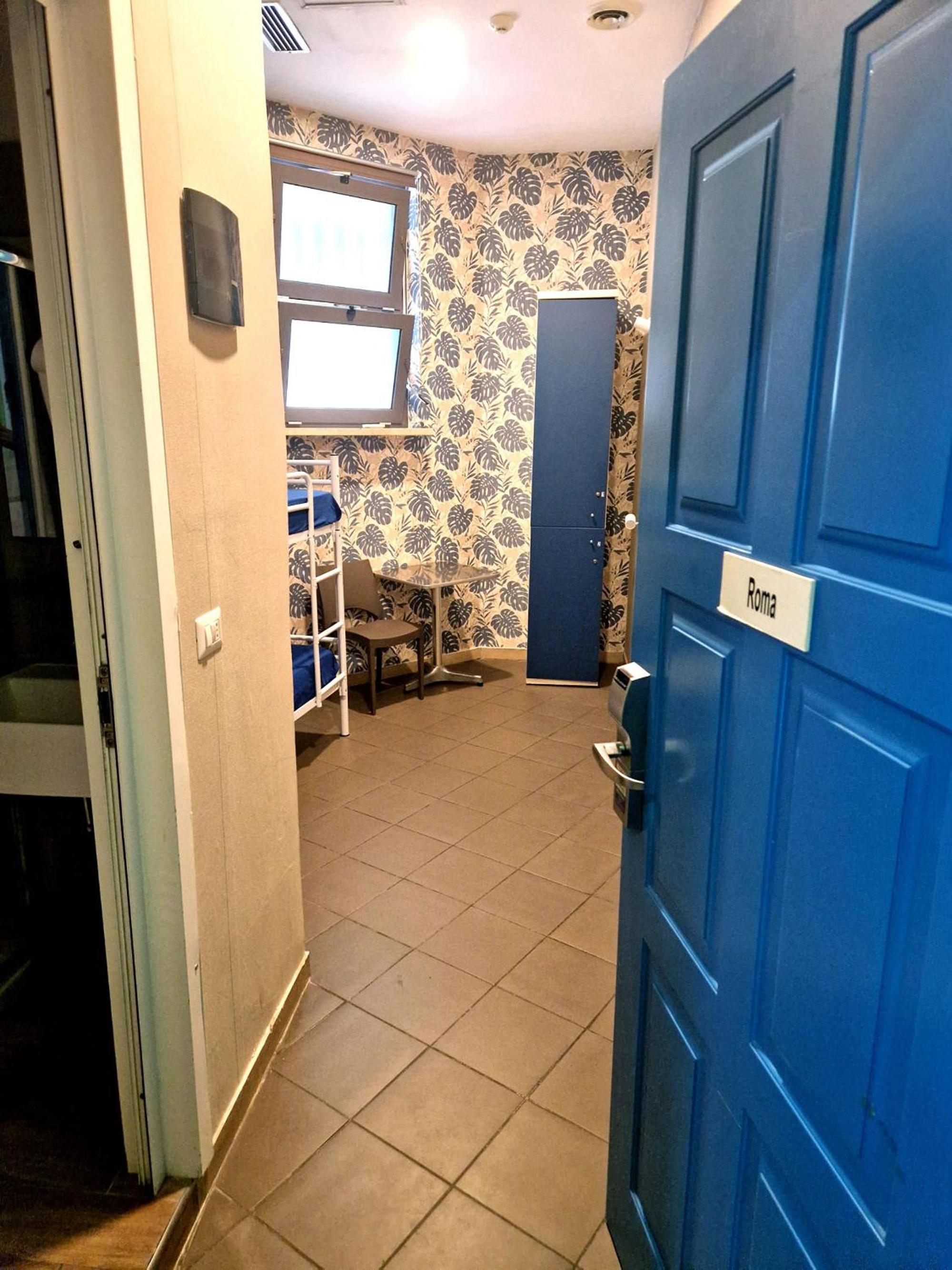 Twin Room with Private Bathroom photo 2