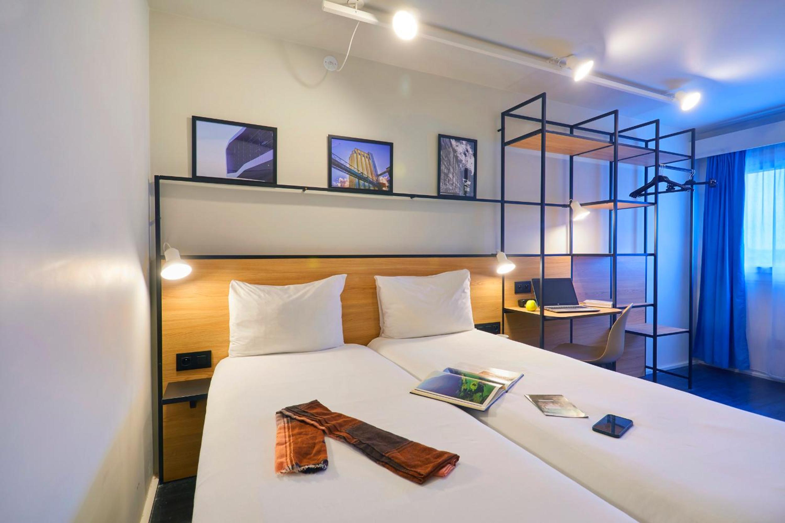 Standard Twin Room - Photo 3