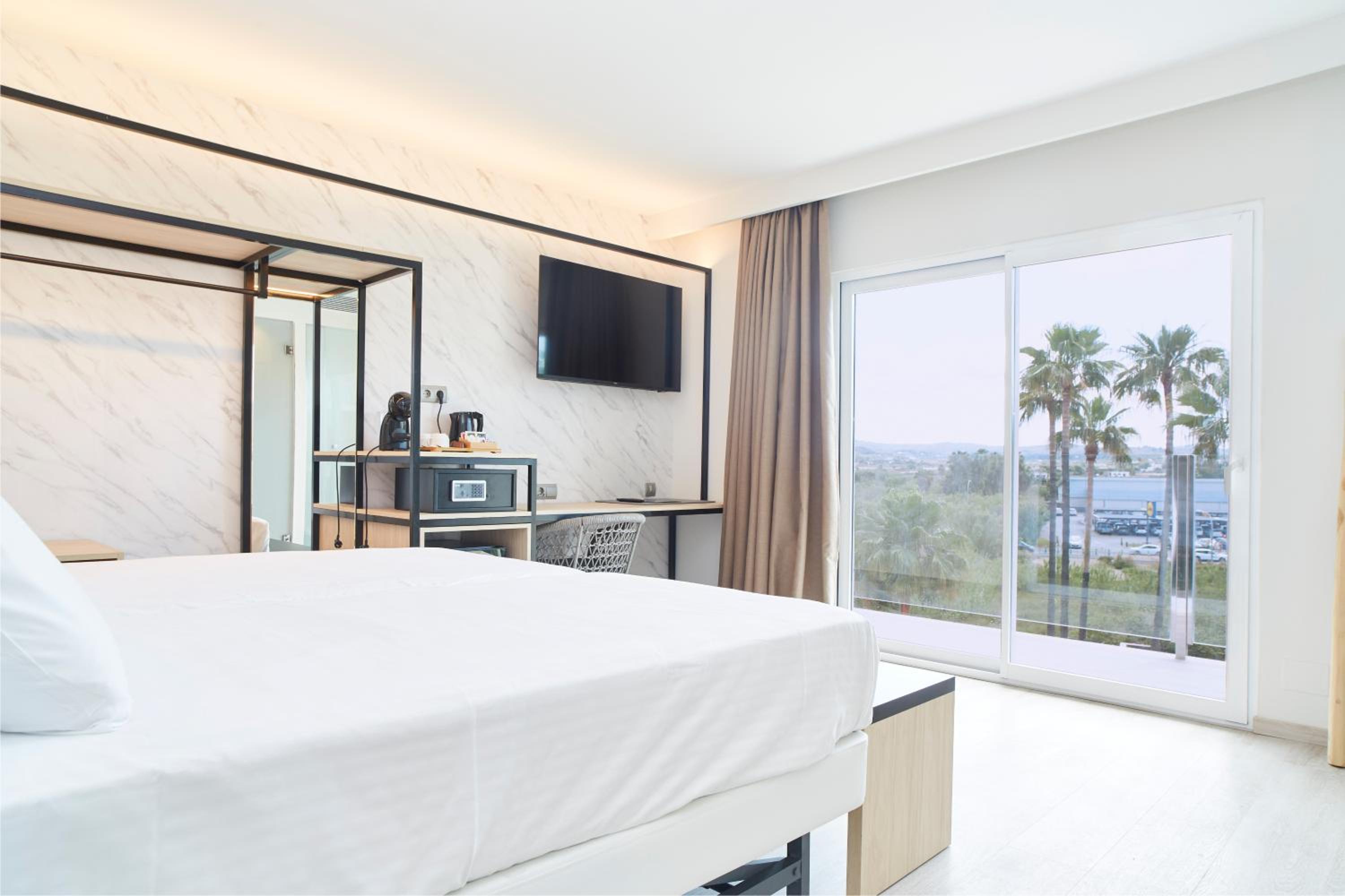 Iconic Room with Pool View - Photo 1