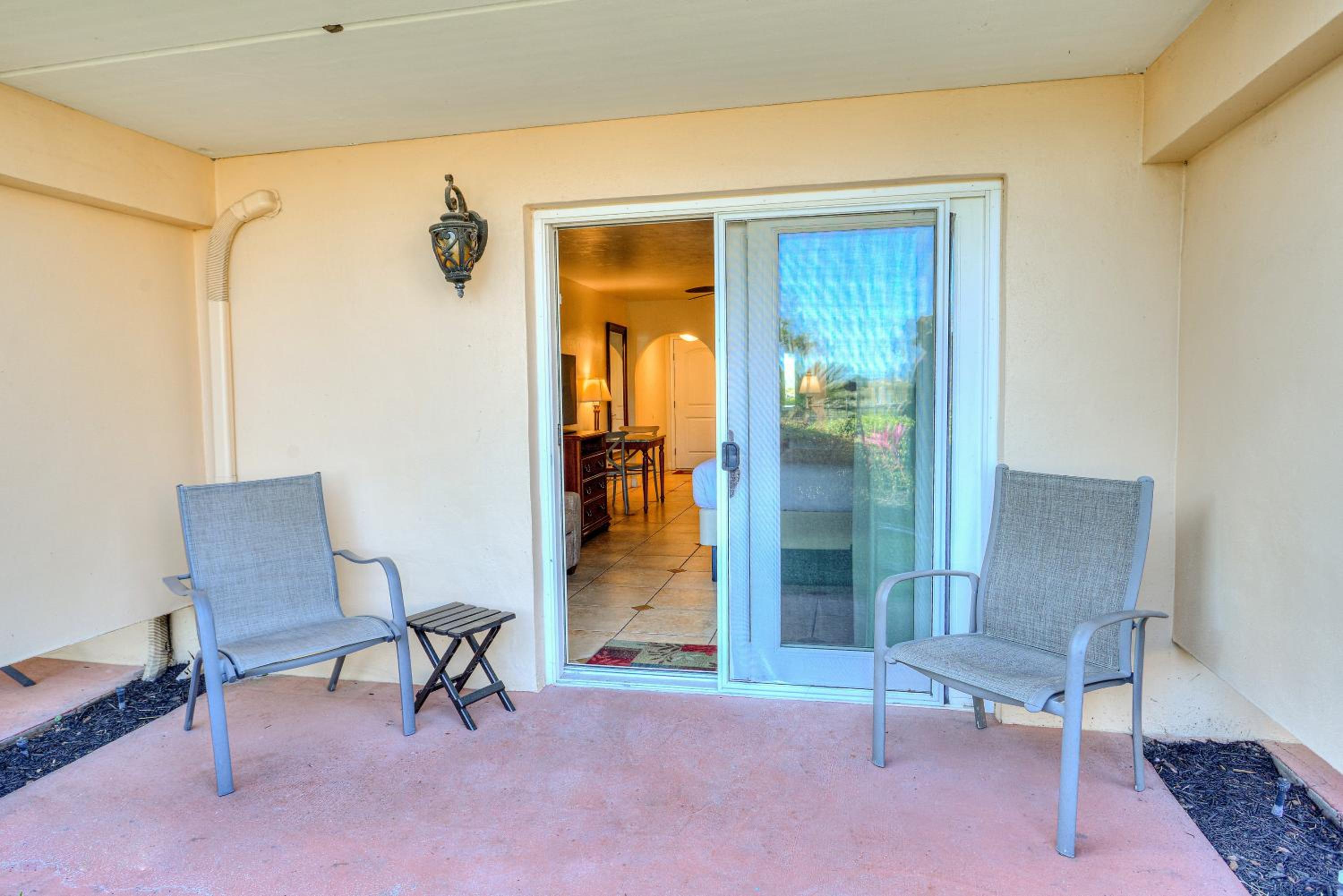Queen Room with Two Queen Beds - Patio photo 2