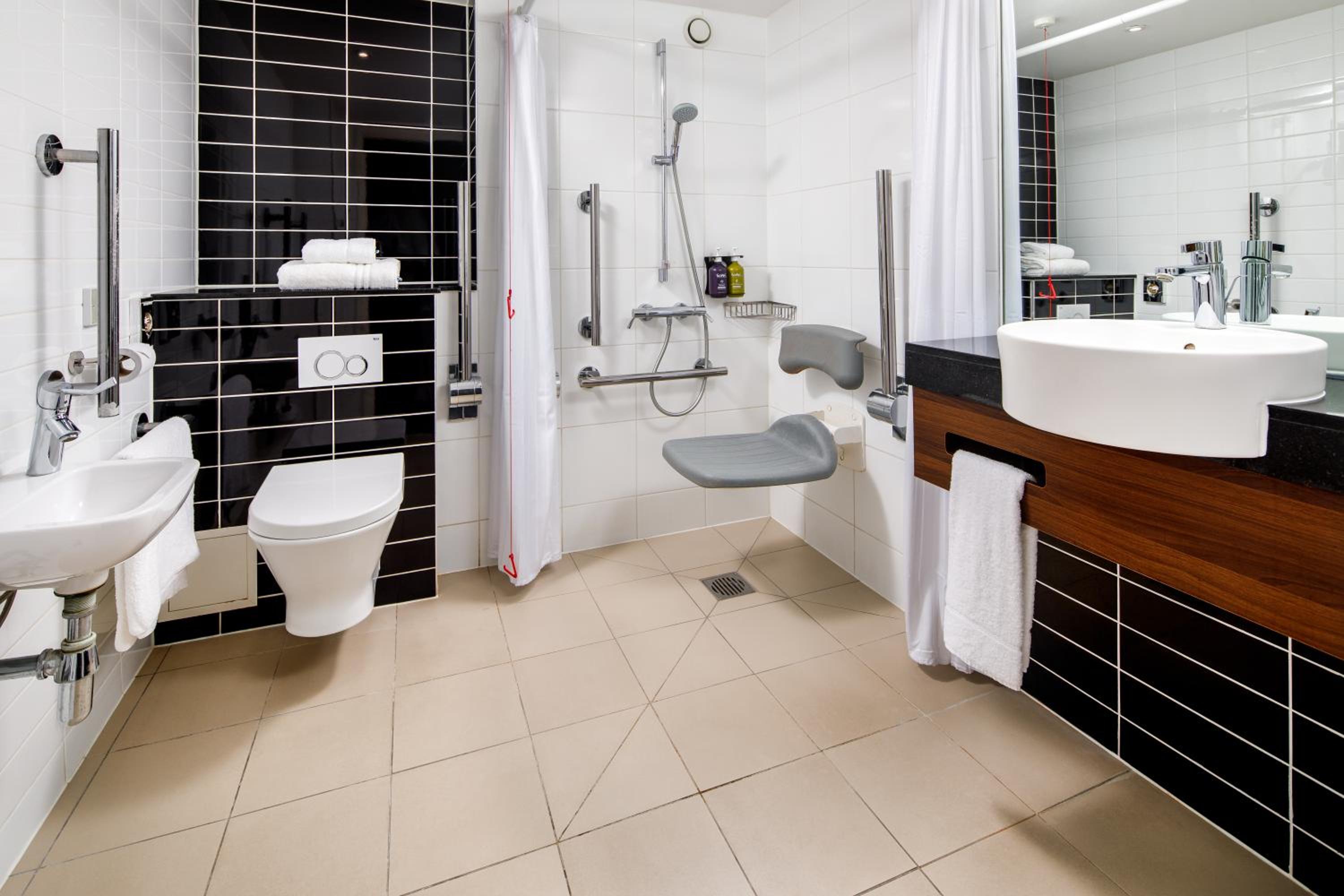Double Room with Free Hot Breakfast - Accessible photo 3