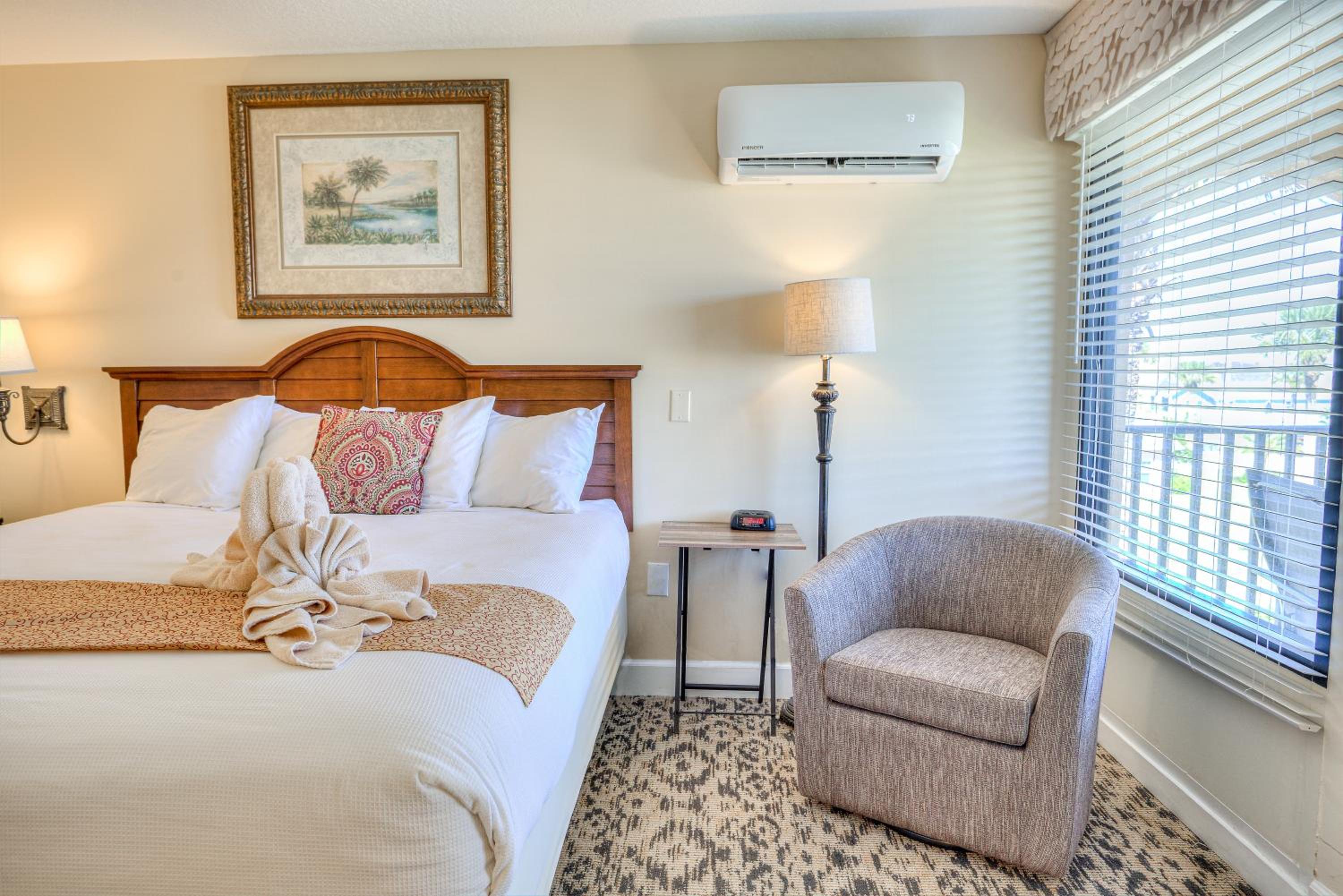Two Story Townhouse Style King Suite - Jacuzzi photo 2