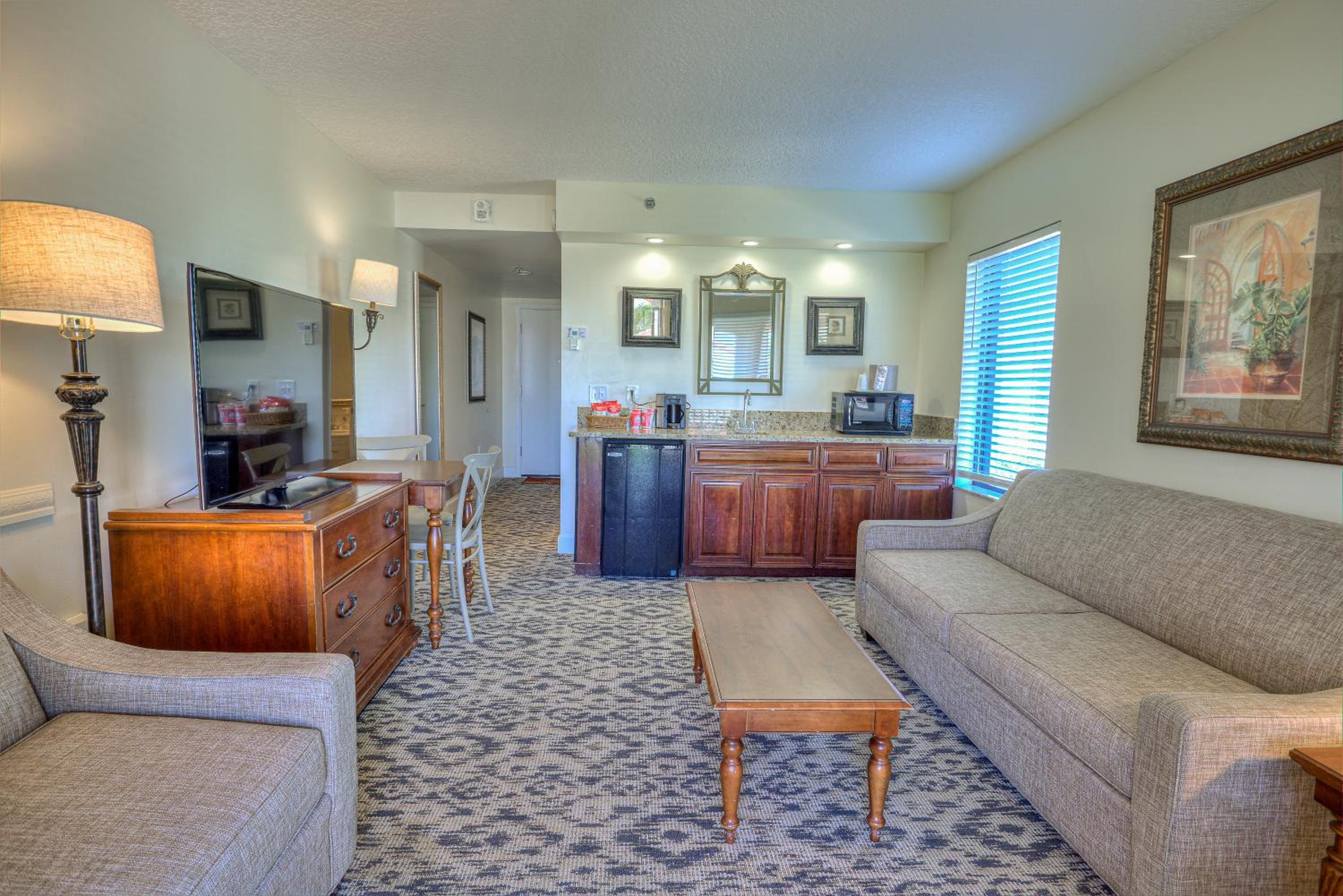Two Story Townhouse Style King Suite - Jacuzzi photo 1