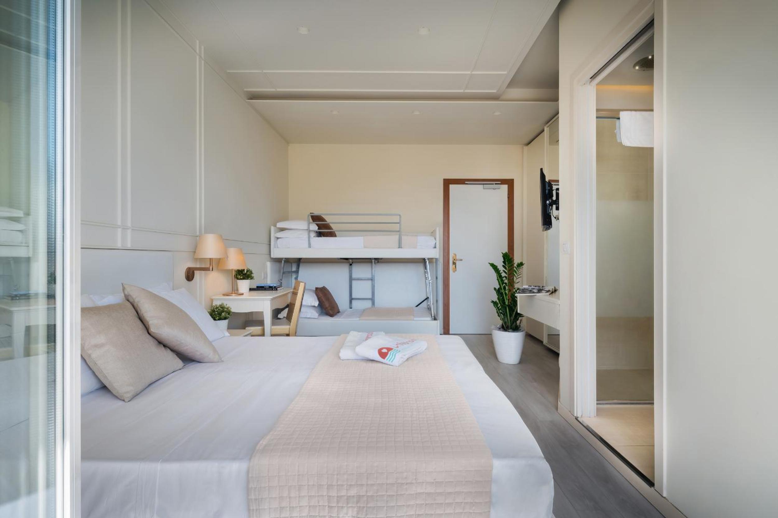 Deluxe Double or Twin Room photo 3