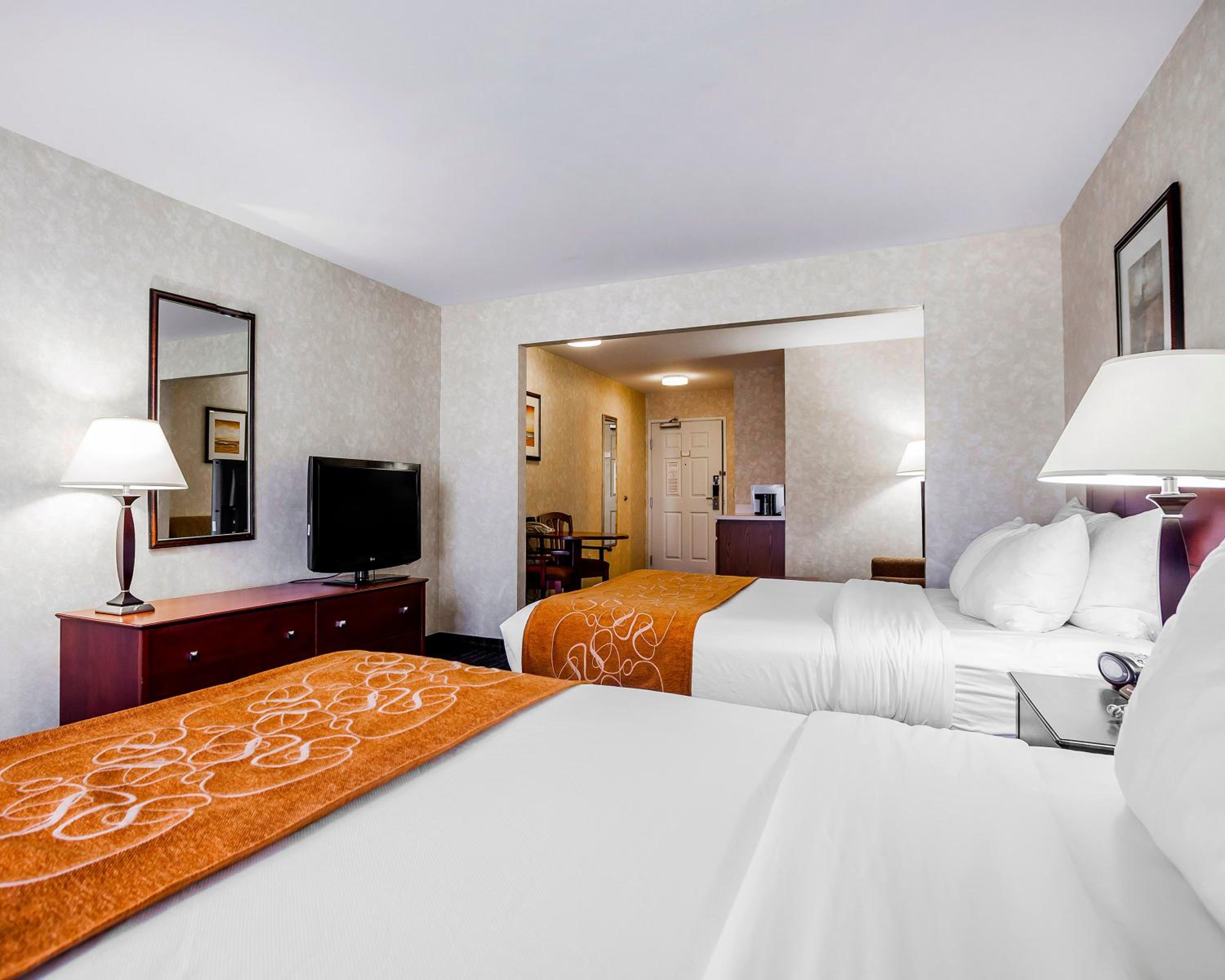 Queen Room with Two Queen Beds - Non-Smoking - Photo 3