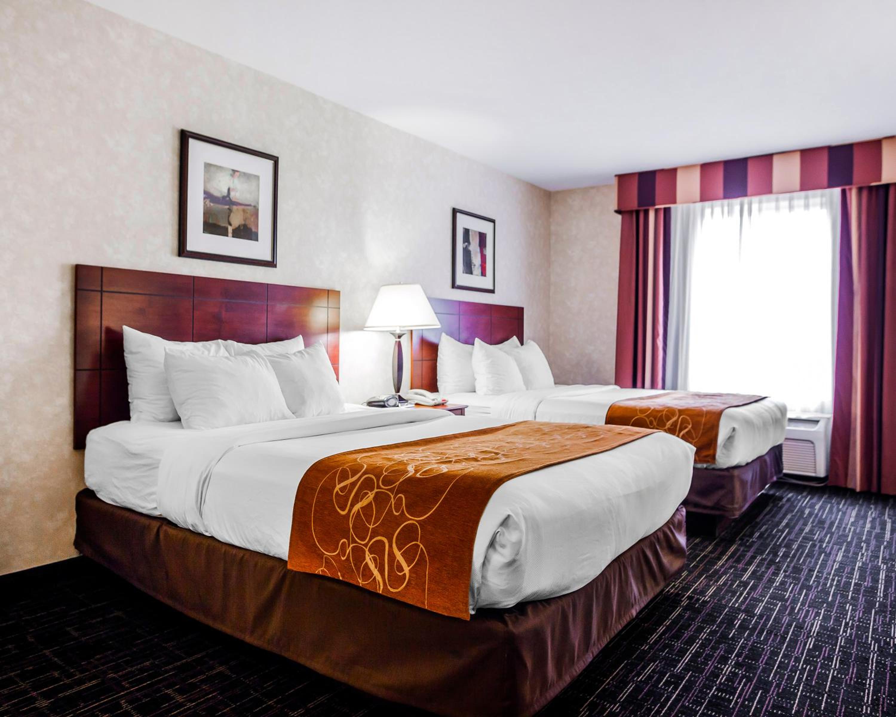 Queen Room with Two Queen Beds - Non-Smoking - Photo 2