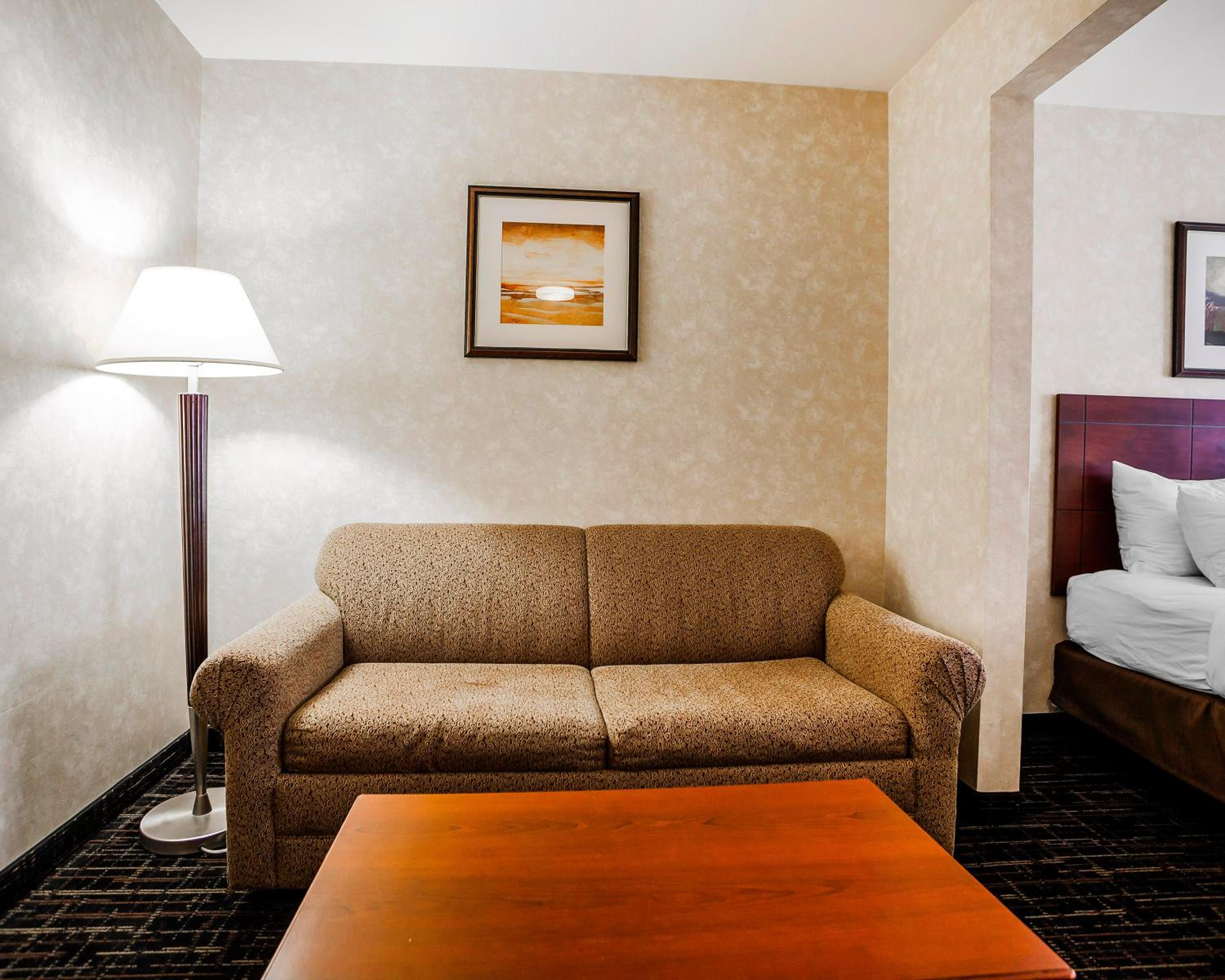 Queen Room with Two Queen Beds - Non-Smoking - Photo 7
