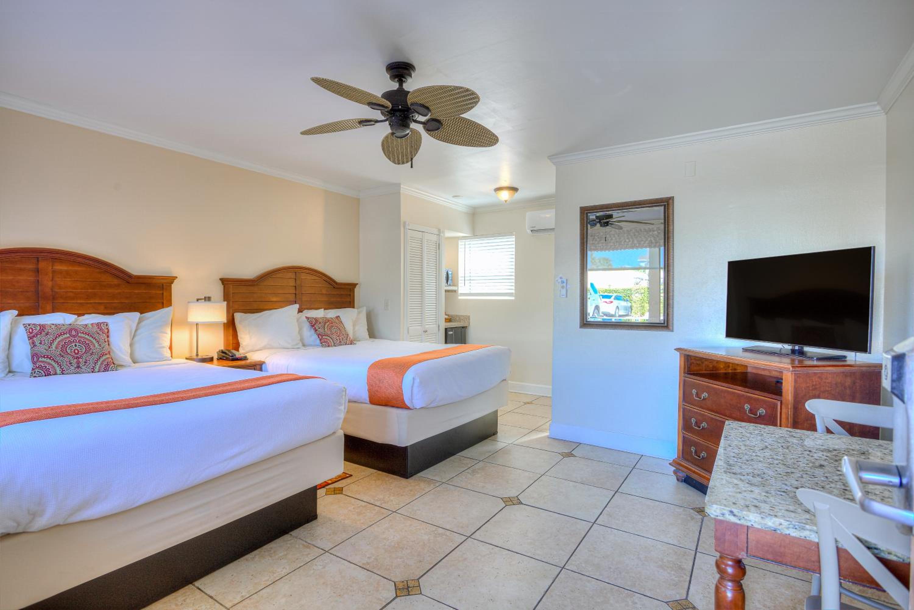 Queen Room with Two Queen Beds - Photo 3