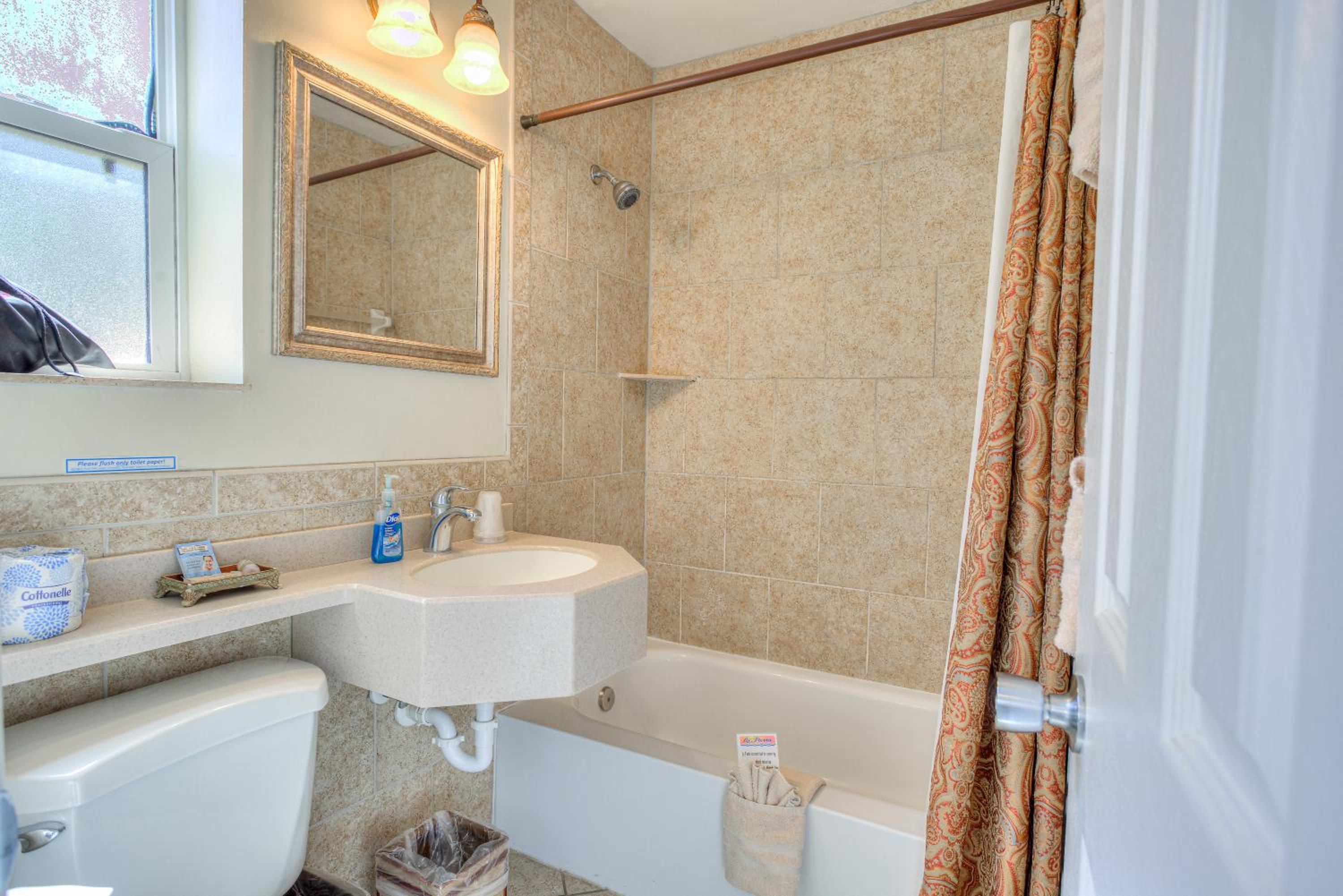 Queen Room with Two Queen Beds - Photo 5