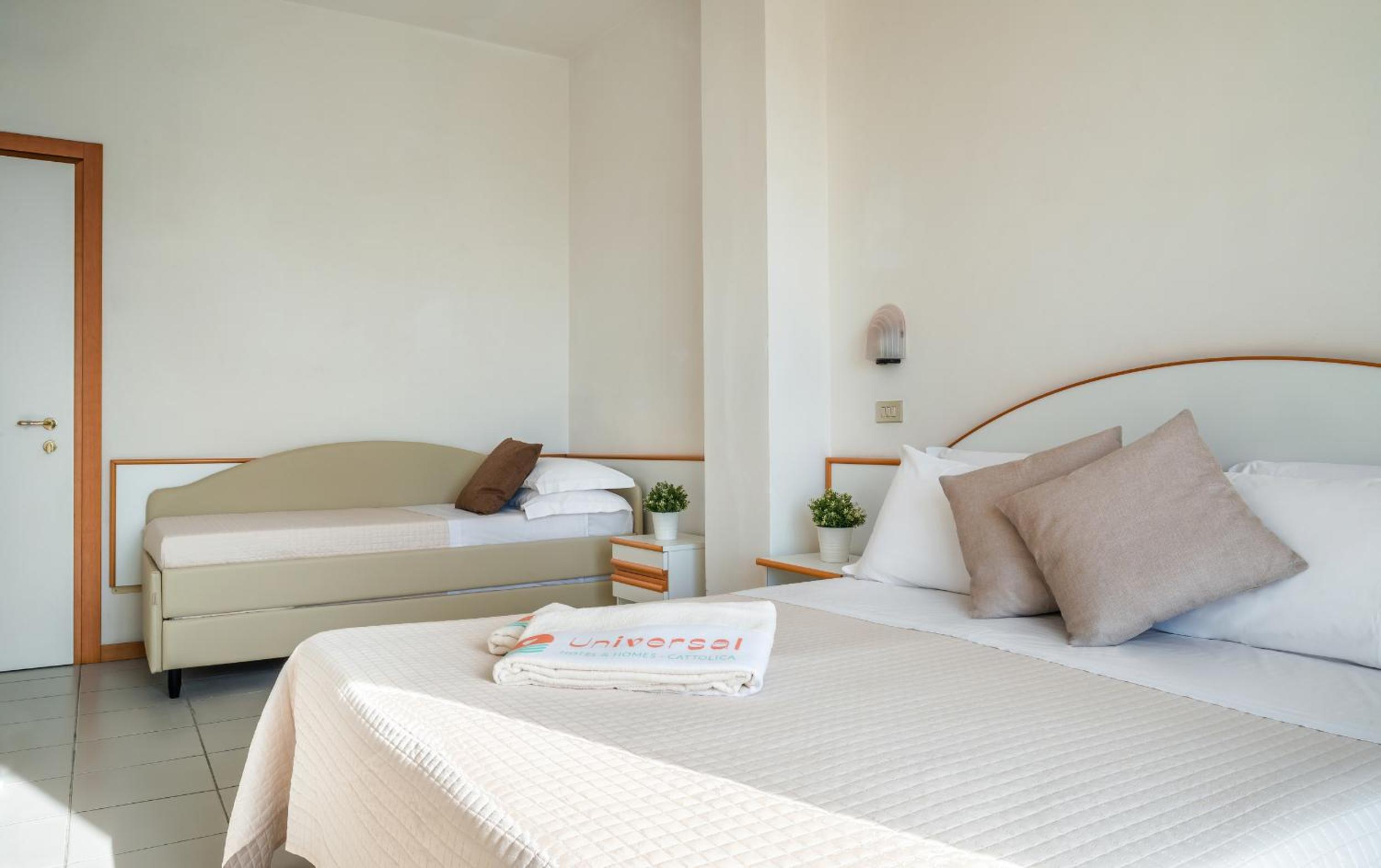Double or Twin Room with Balcony - Photo 4