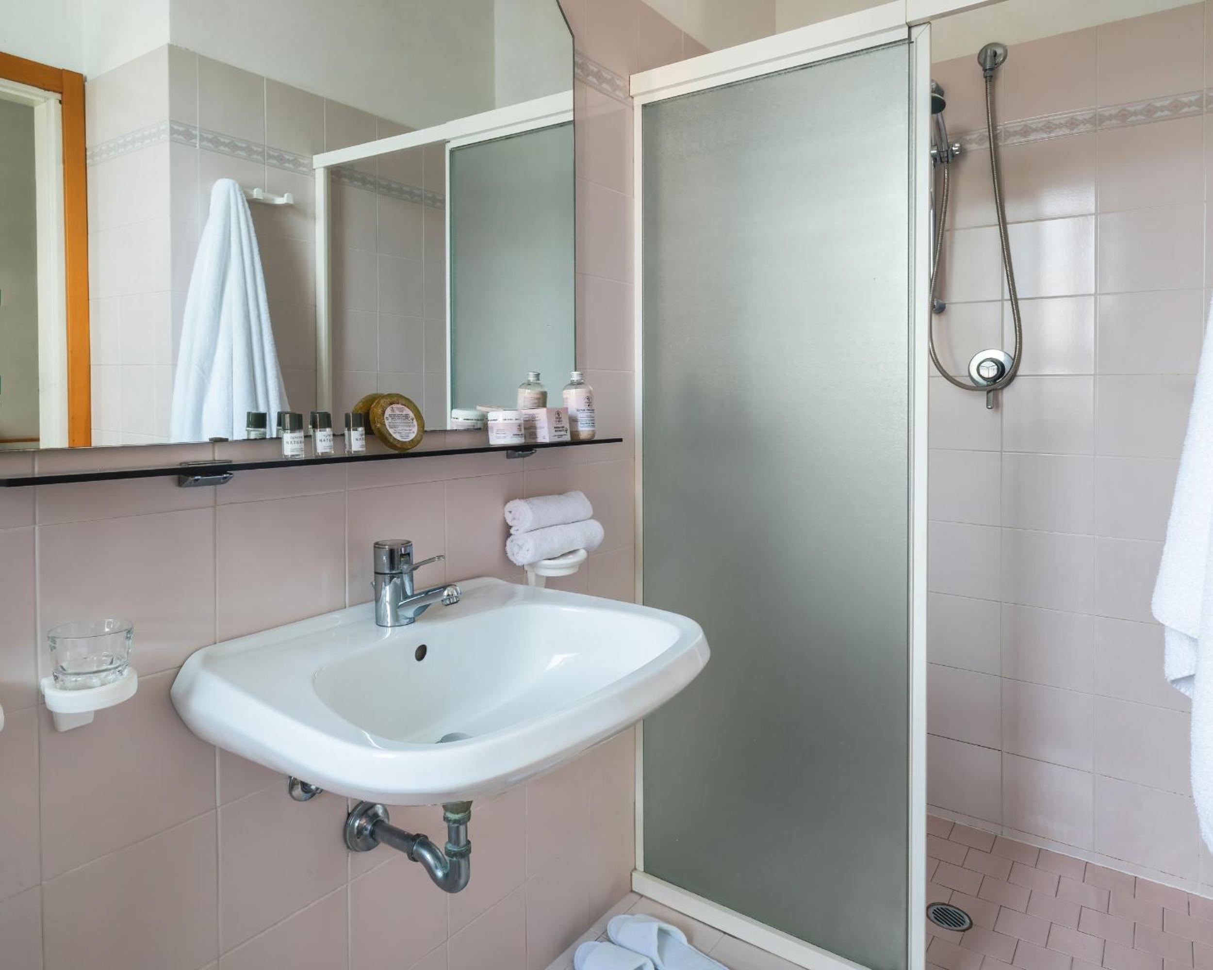 Double or Twin Room with Balcony - Photo 5
