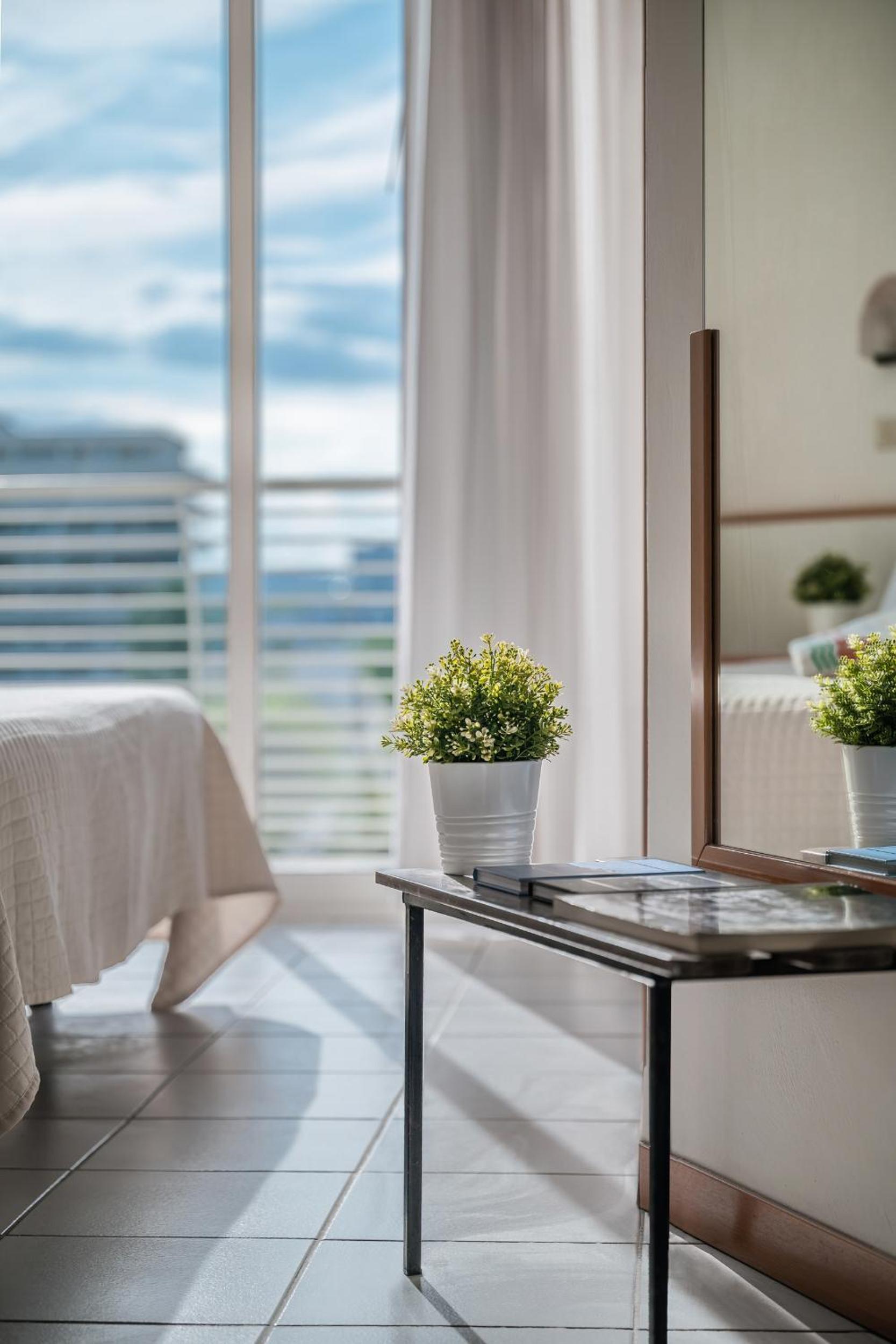 Double or Twin Room with Balcony - Photo 2