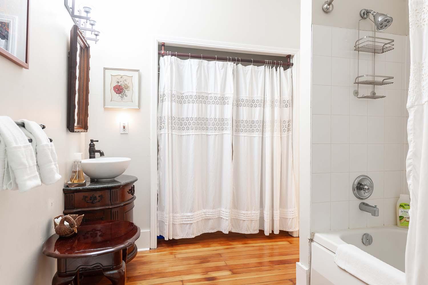 Deluxe King Suite photo 3
