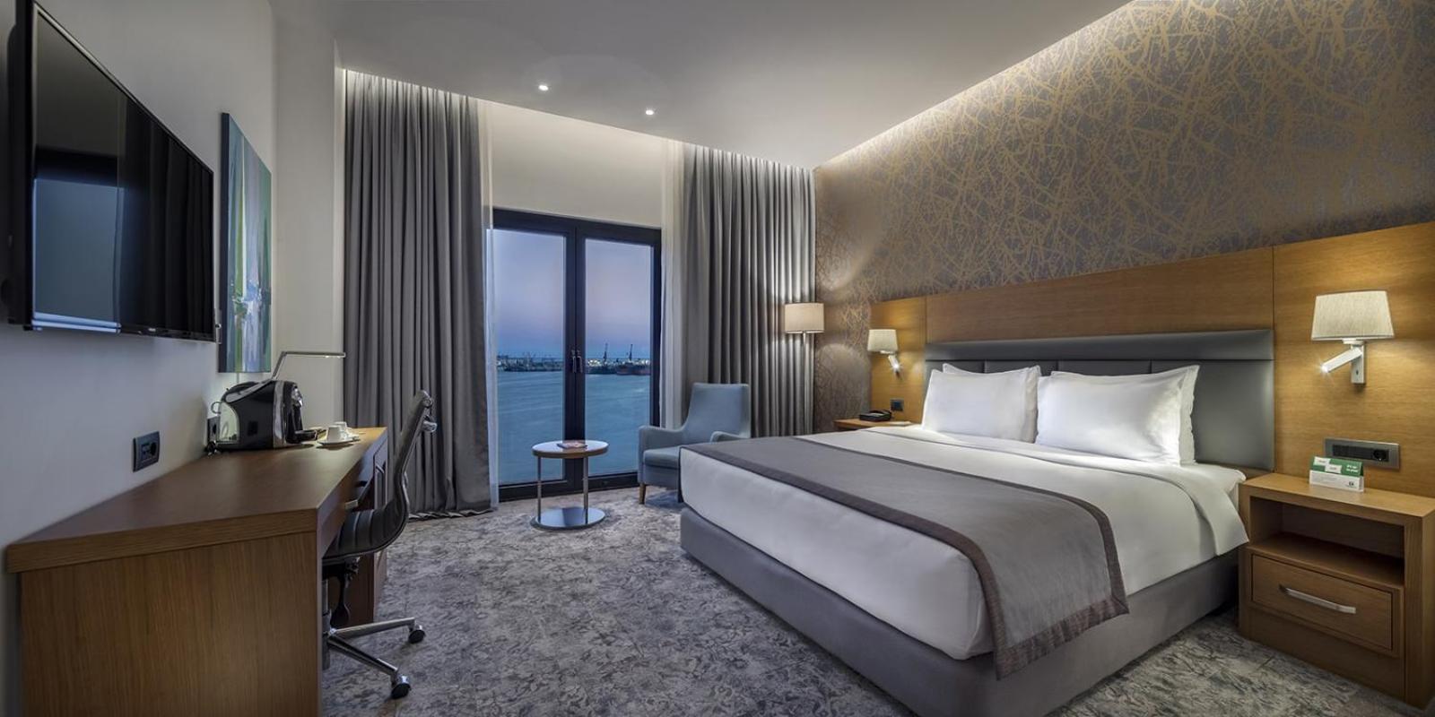 Standard Queen Room with Sea View