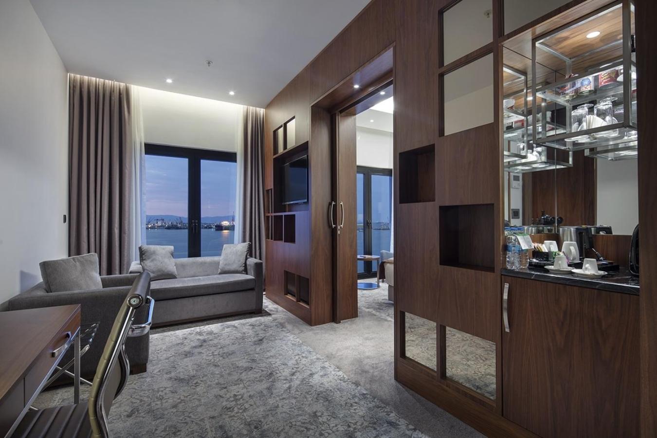 King Suite with Sea View - Non-Smoking