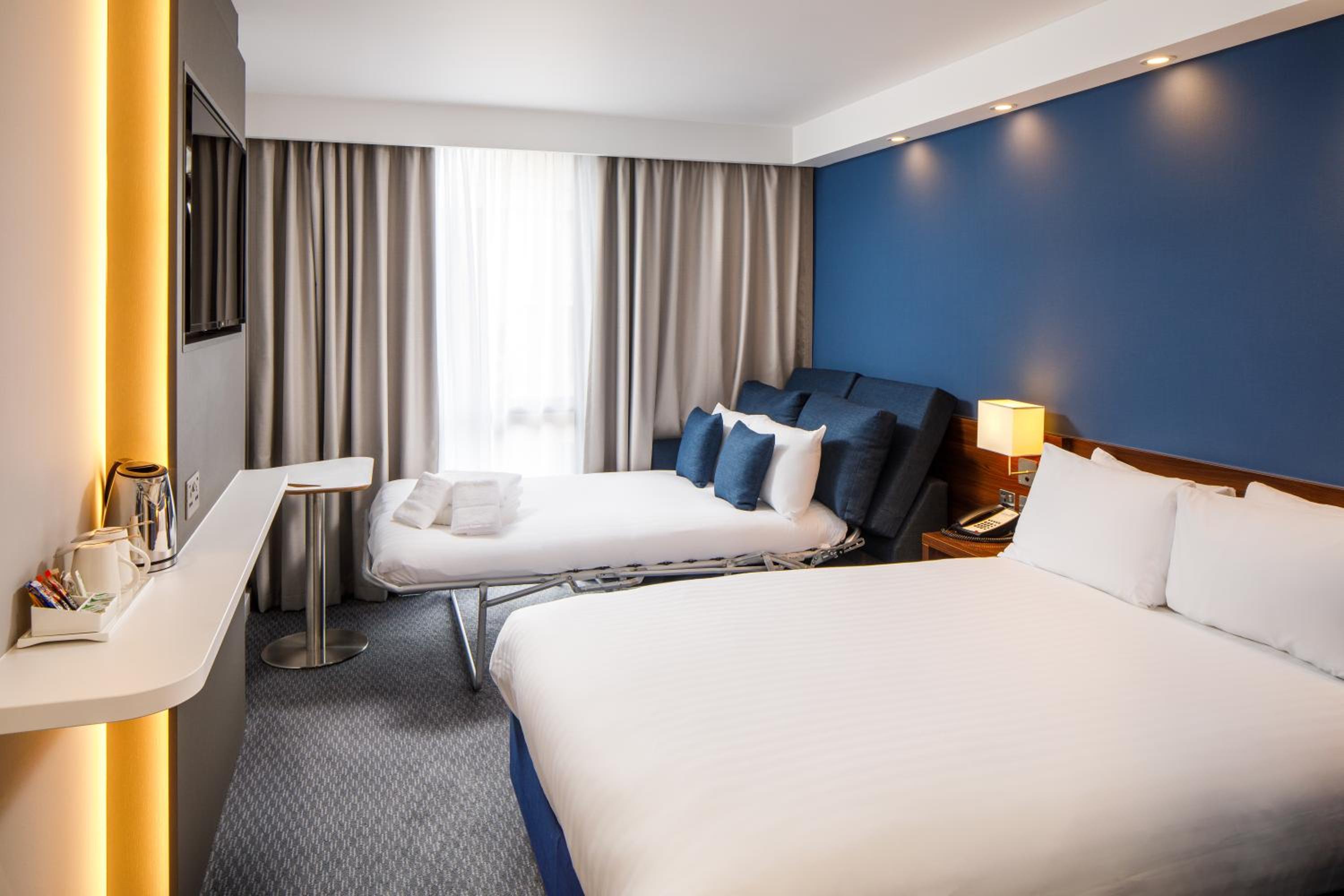 Standard Double Room with Sofa Bed and Free Hot Breakfast, photo 6