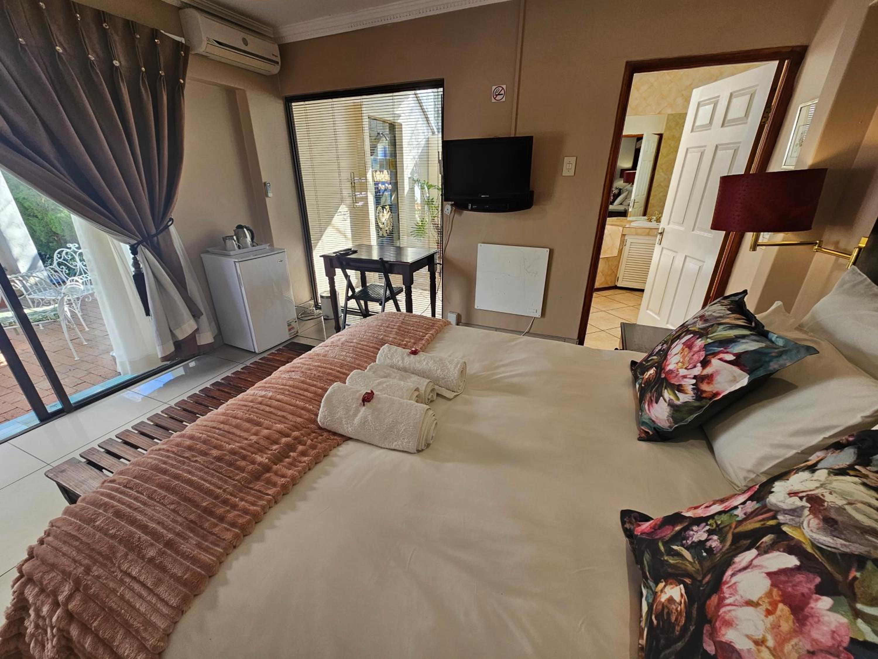 Deluxe Queen Room - Photo 10