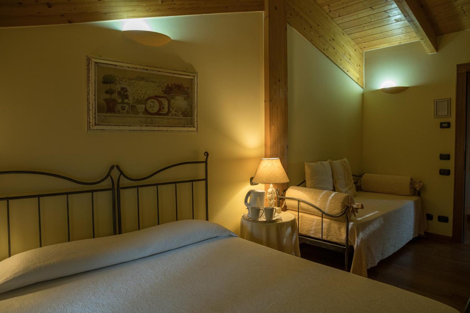 Deluxe Double Room - Photo 12