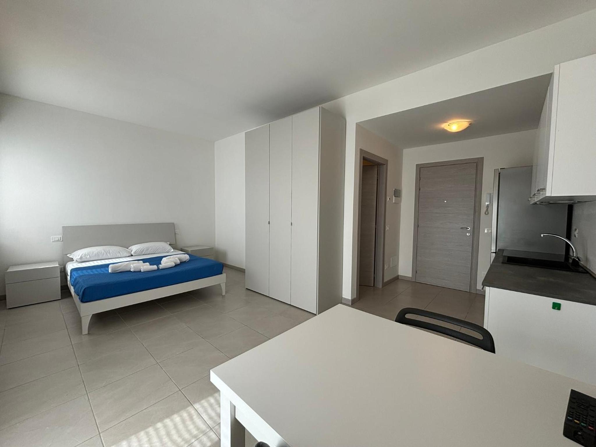 One-Bedroom Apartment photo 1