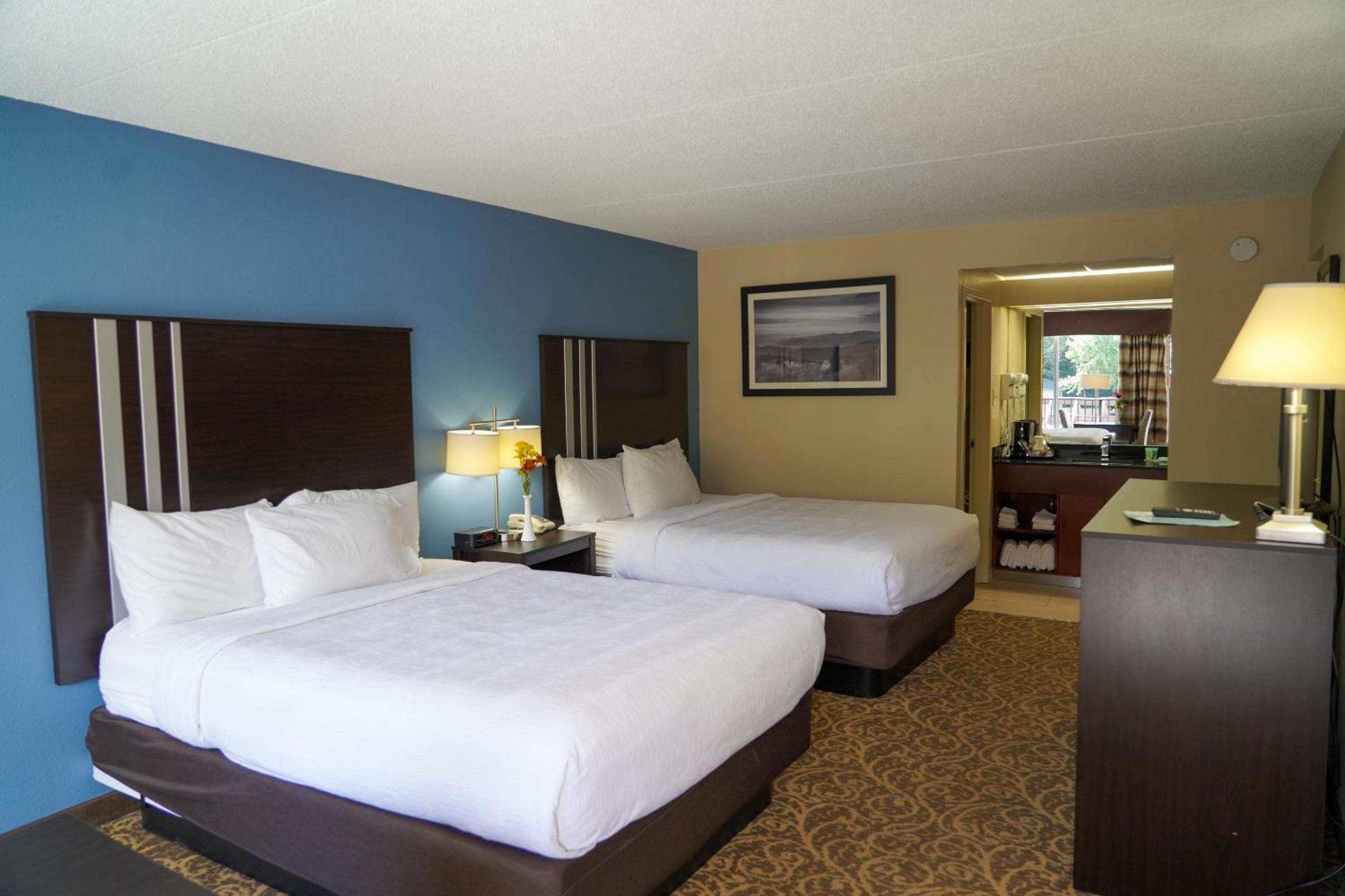 Queen Room with Pool View photo 2
