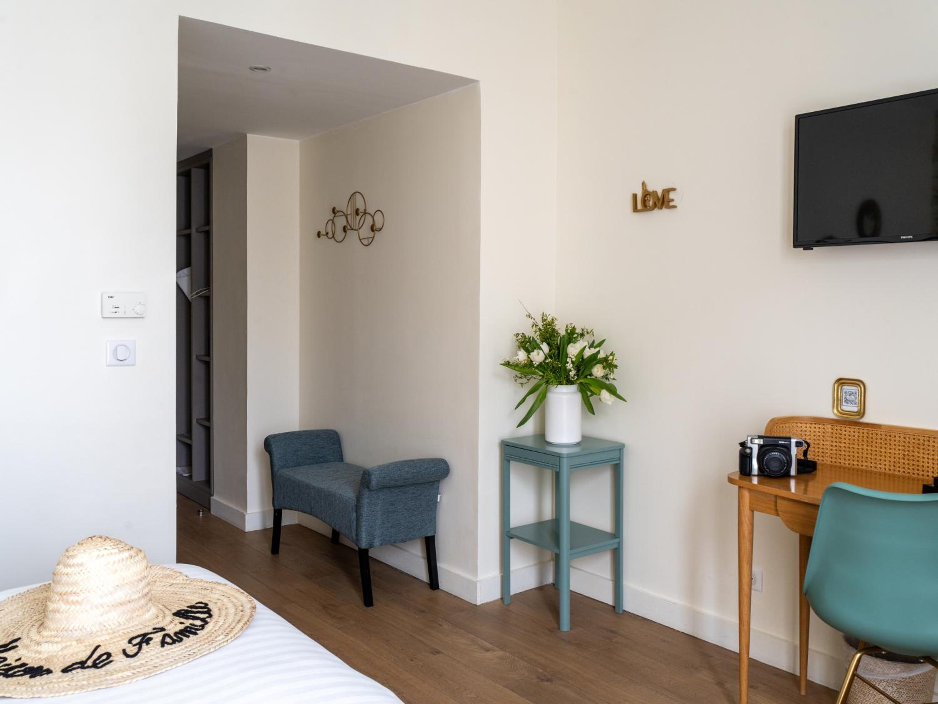 Prestige Room with balcony thumbnail 5
