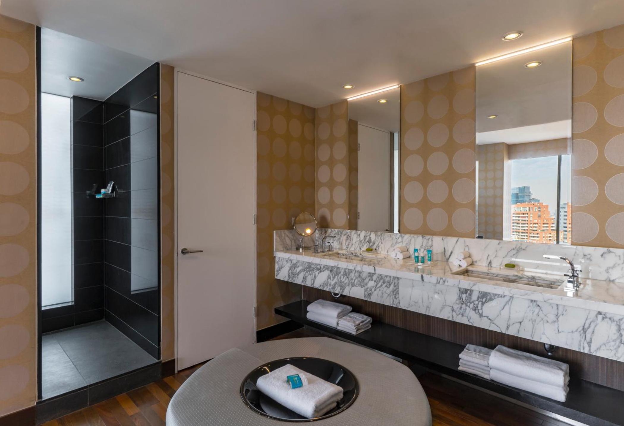 Wow, Suite, 1 King, City view - Photo 5
