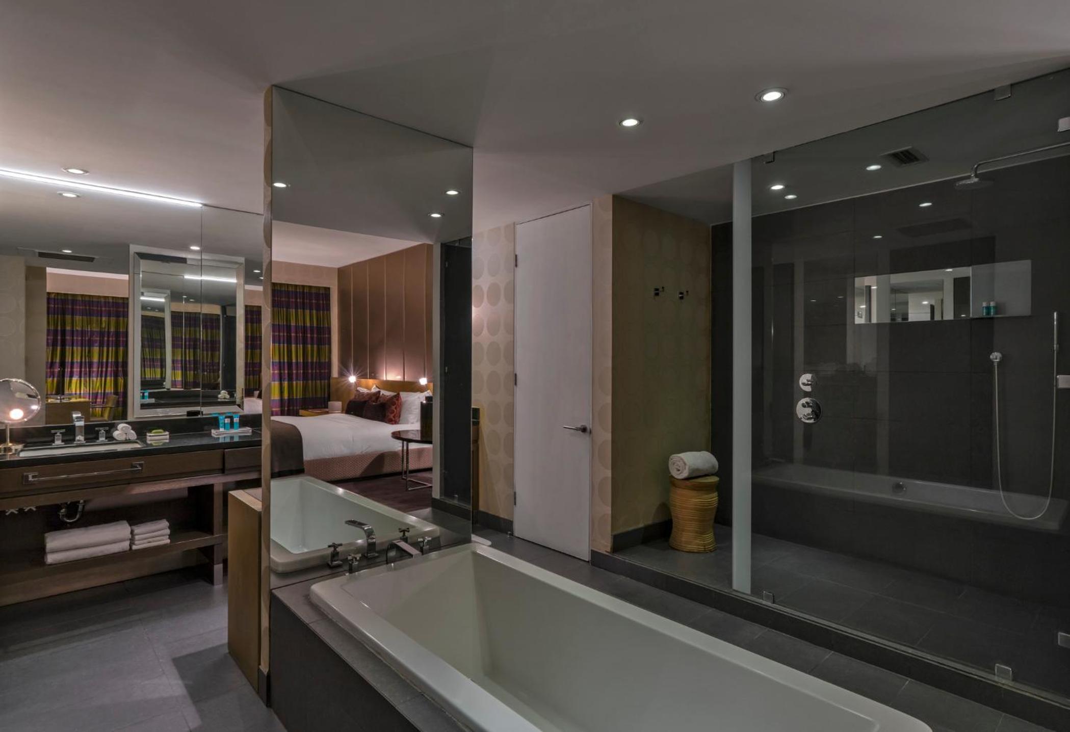 Marvelous, Suite, 1 King, City view, Balcony - Photo 2