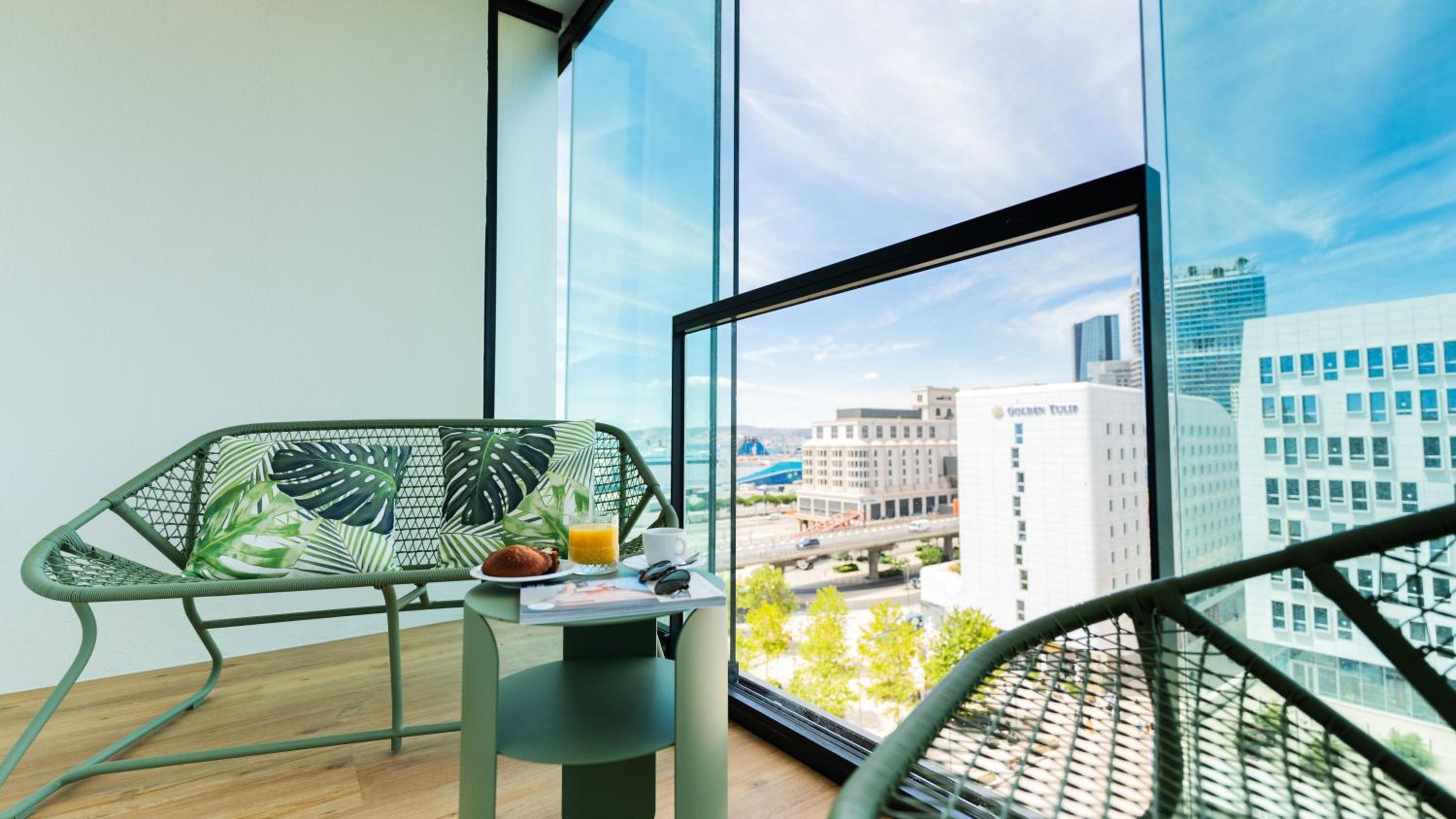 Superior Queen Suite with Balcony - Photo 11