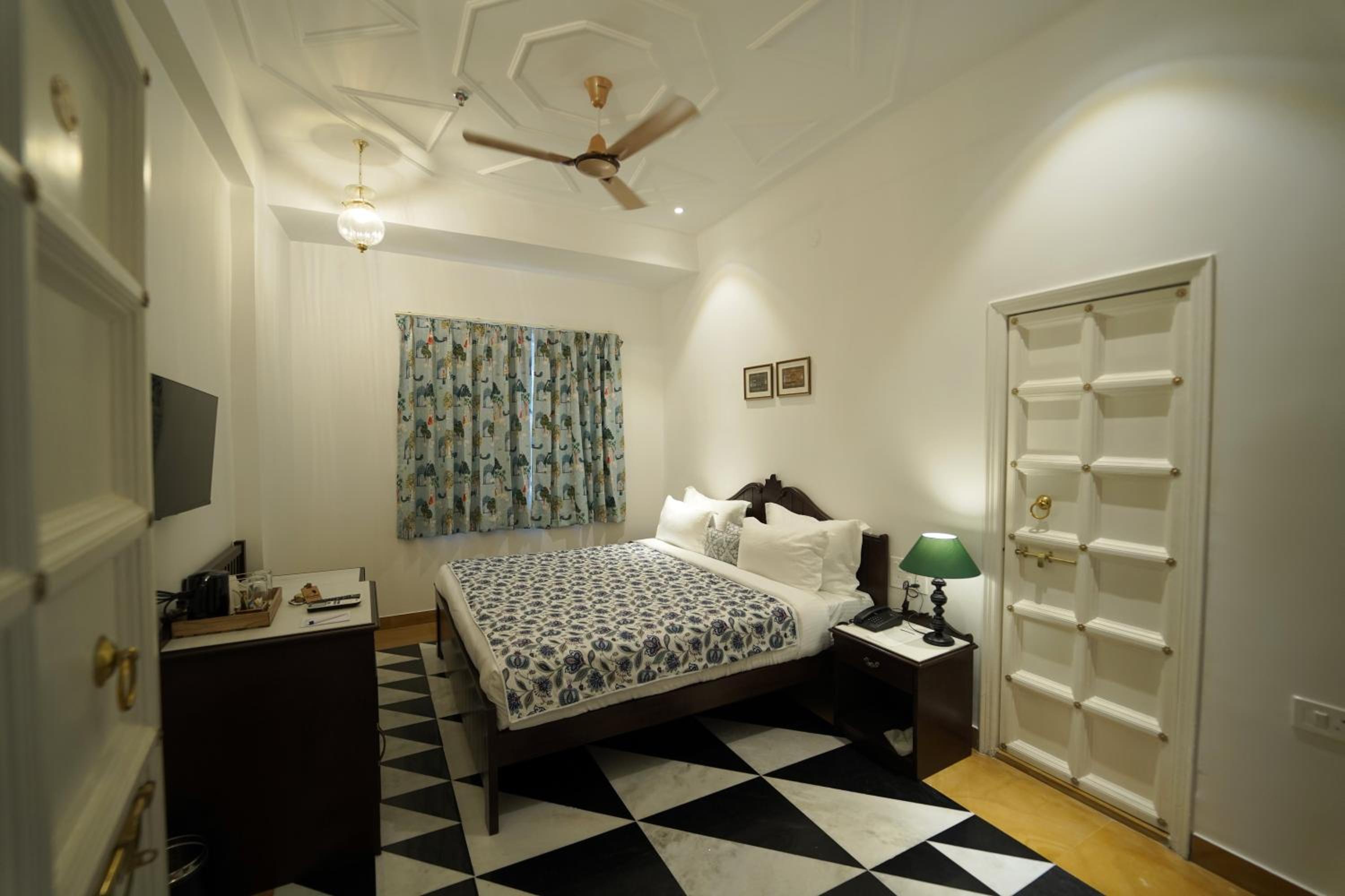 Deluxe Room - Photo 10