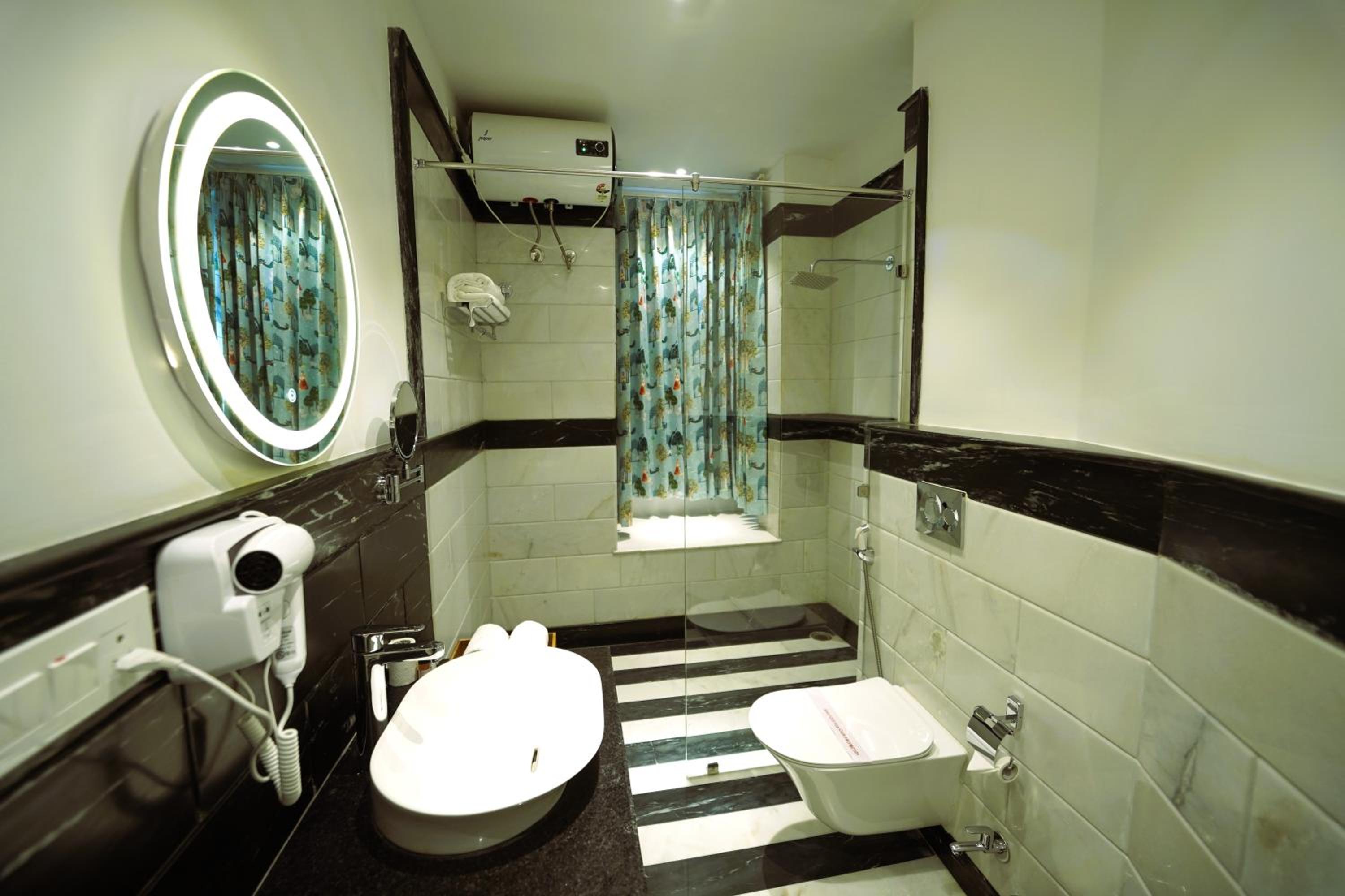 Superior Lake View Rooms - Photo 3