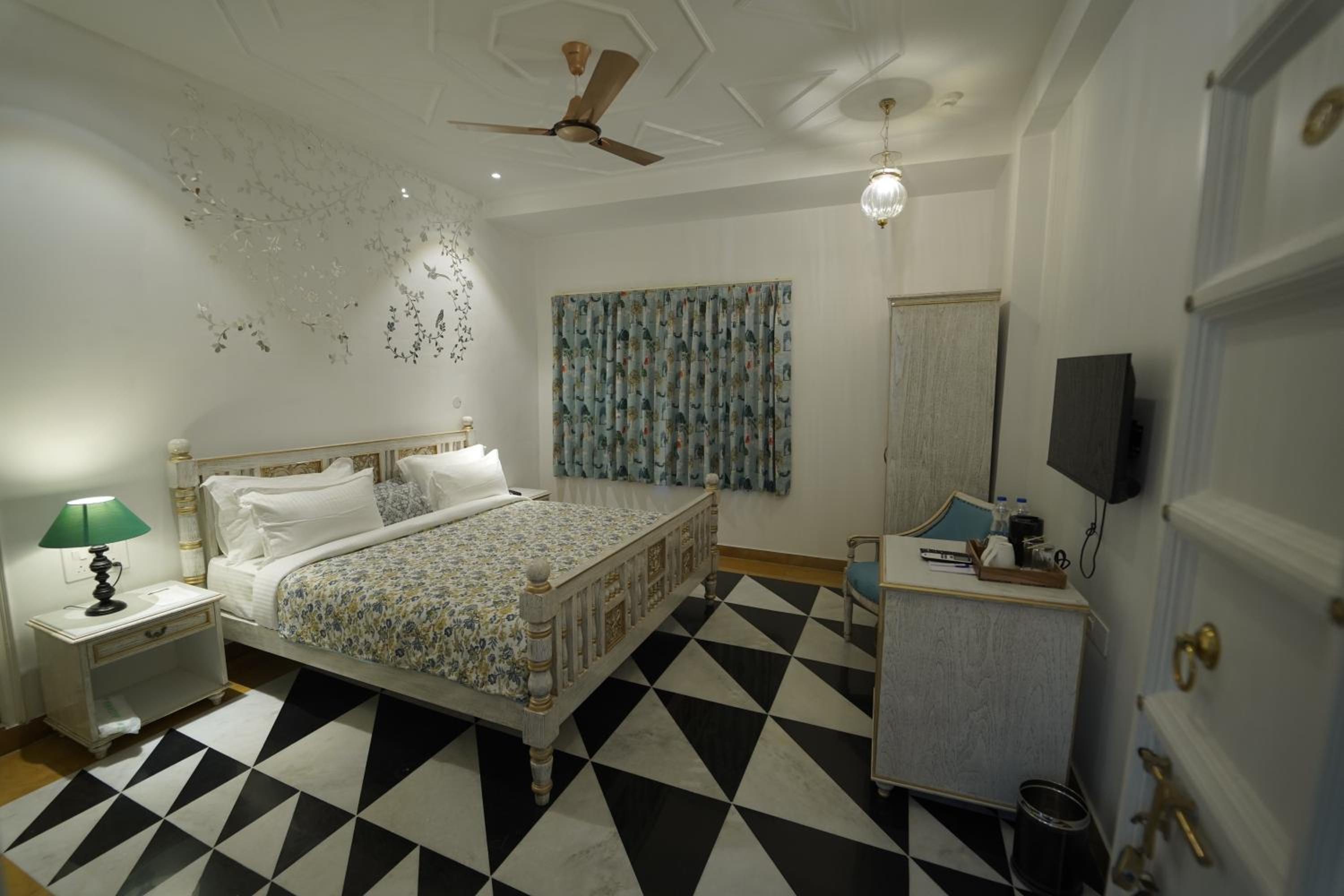 Premier Lake View Rooms - Photo 5