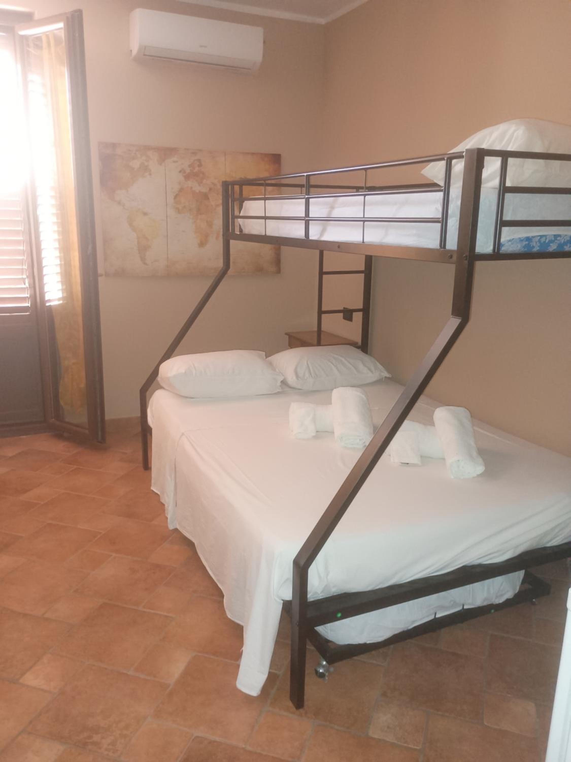 Quadruple Room with Private Bathroom photo 3