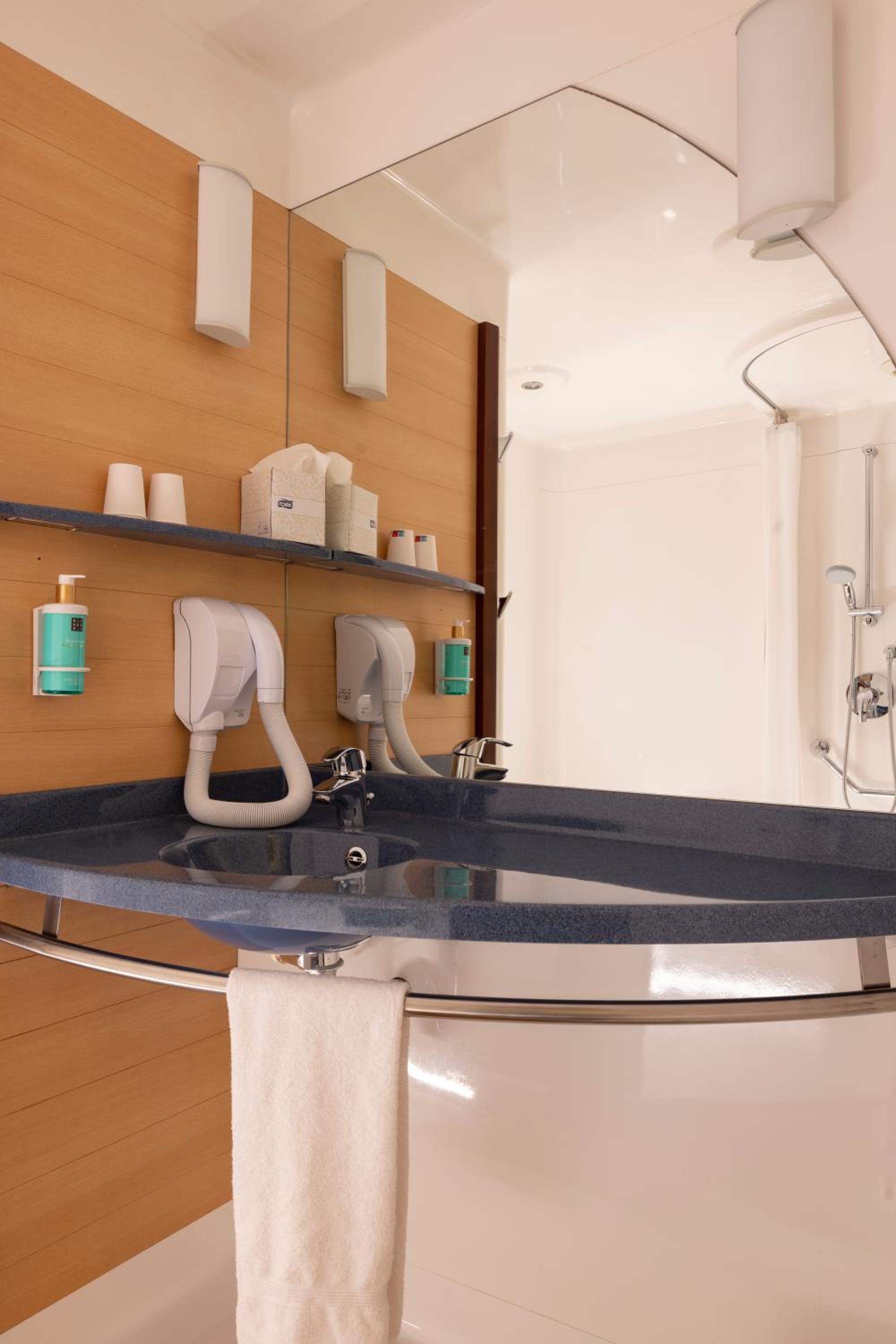 Superior Suite with Double Bed and Two Single Beds - Photo 11