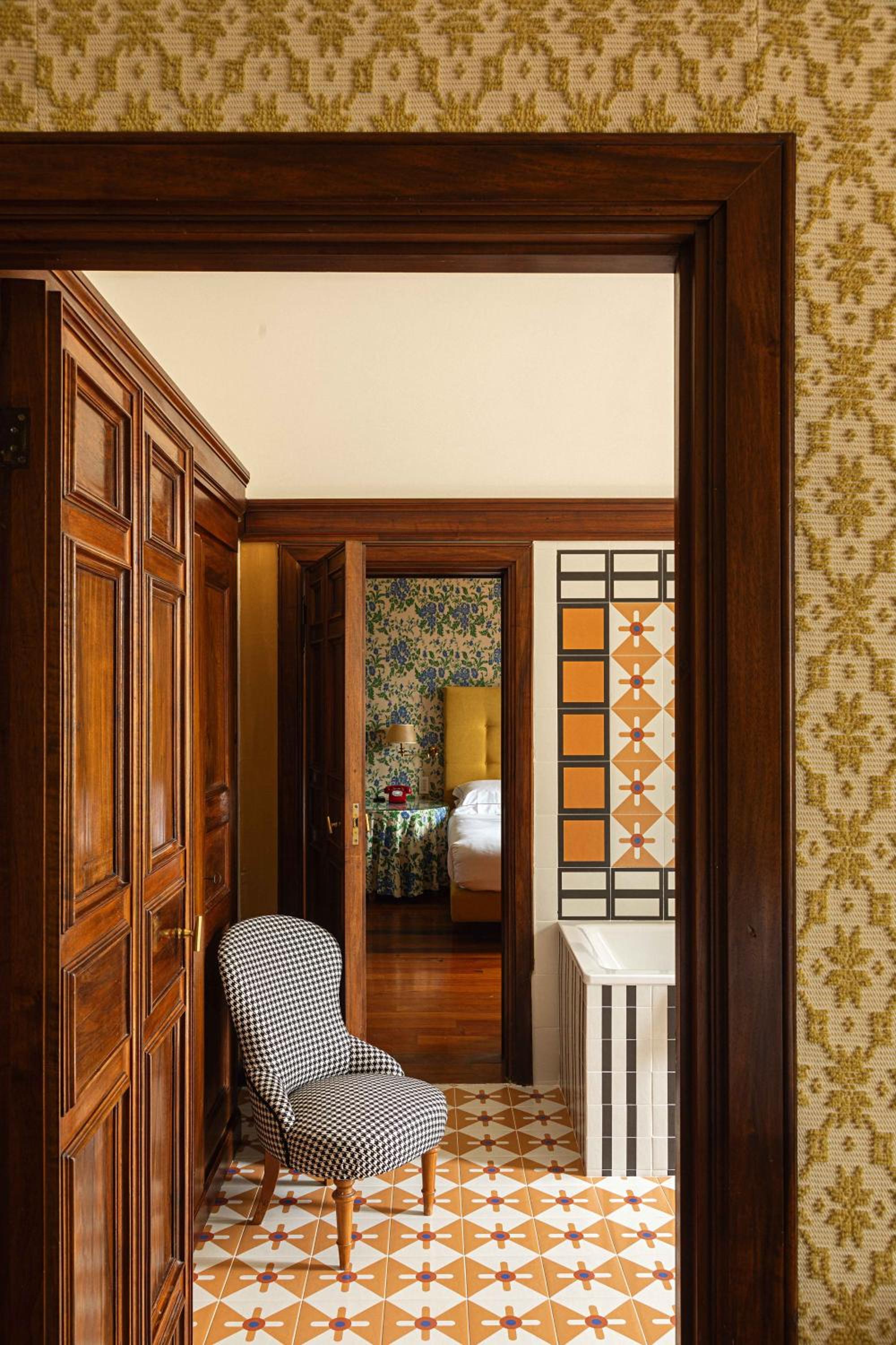 Deluxe Room - Photo 8
