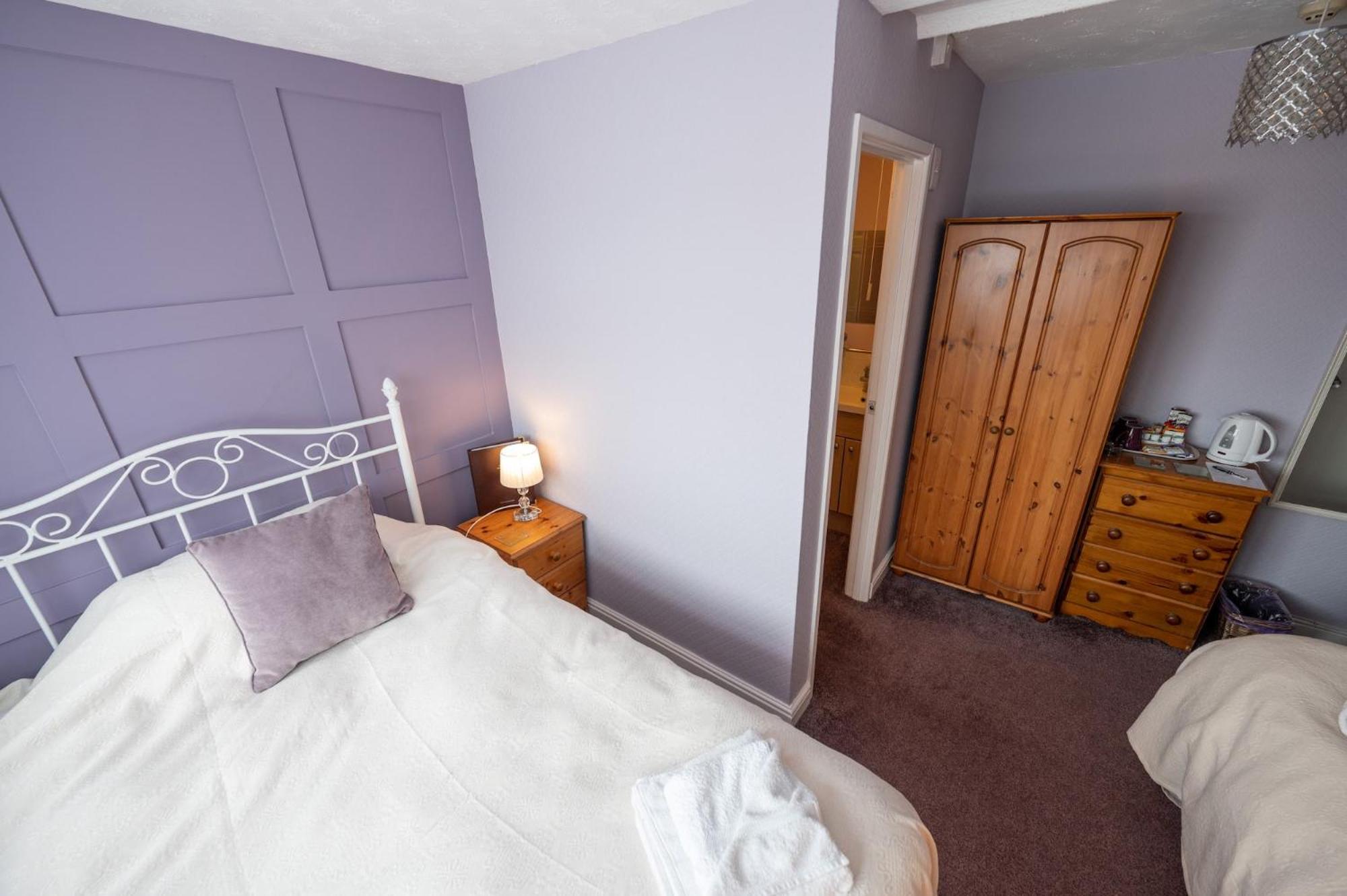 Twin Room with Private Bathroom photo 2