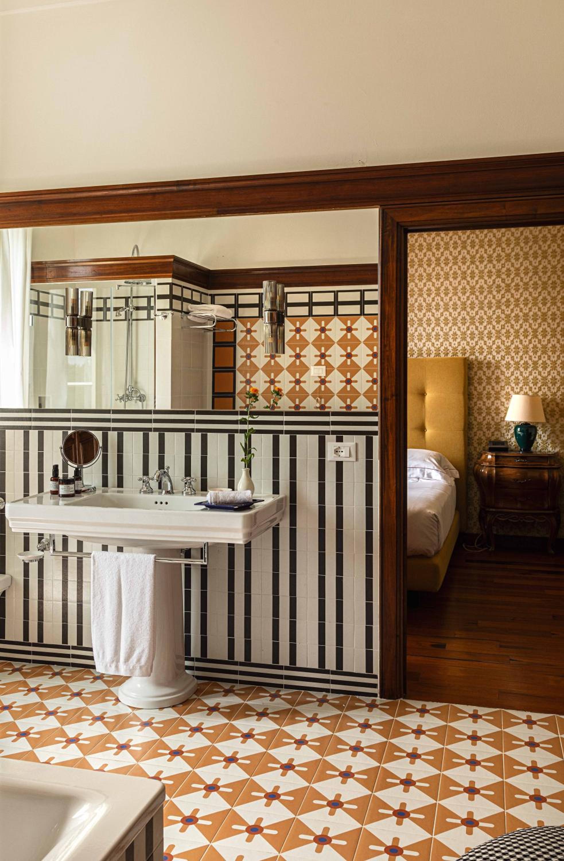 Deluxe Room - Photo 15
