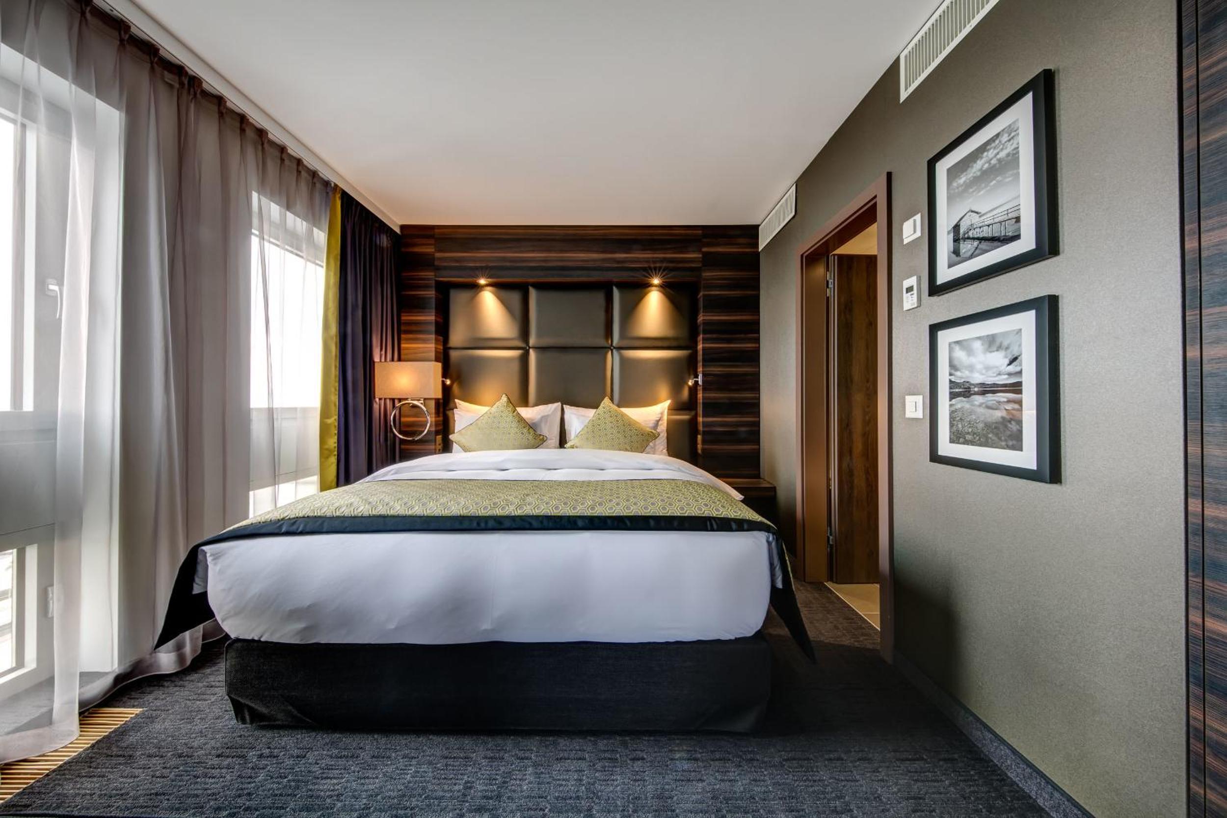 Junior Suite with City View - Photo 2