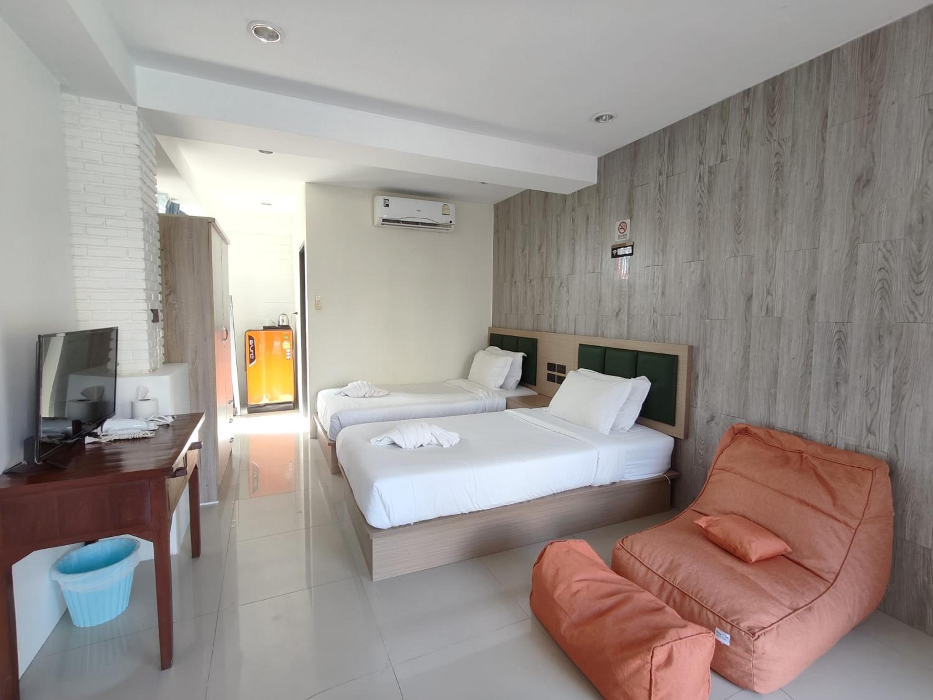 Twin Room with Balcony - Photo 3
