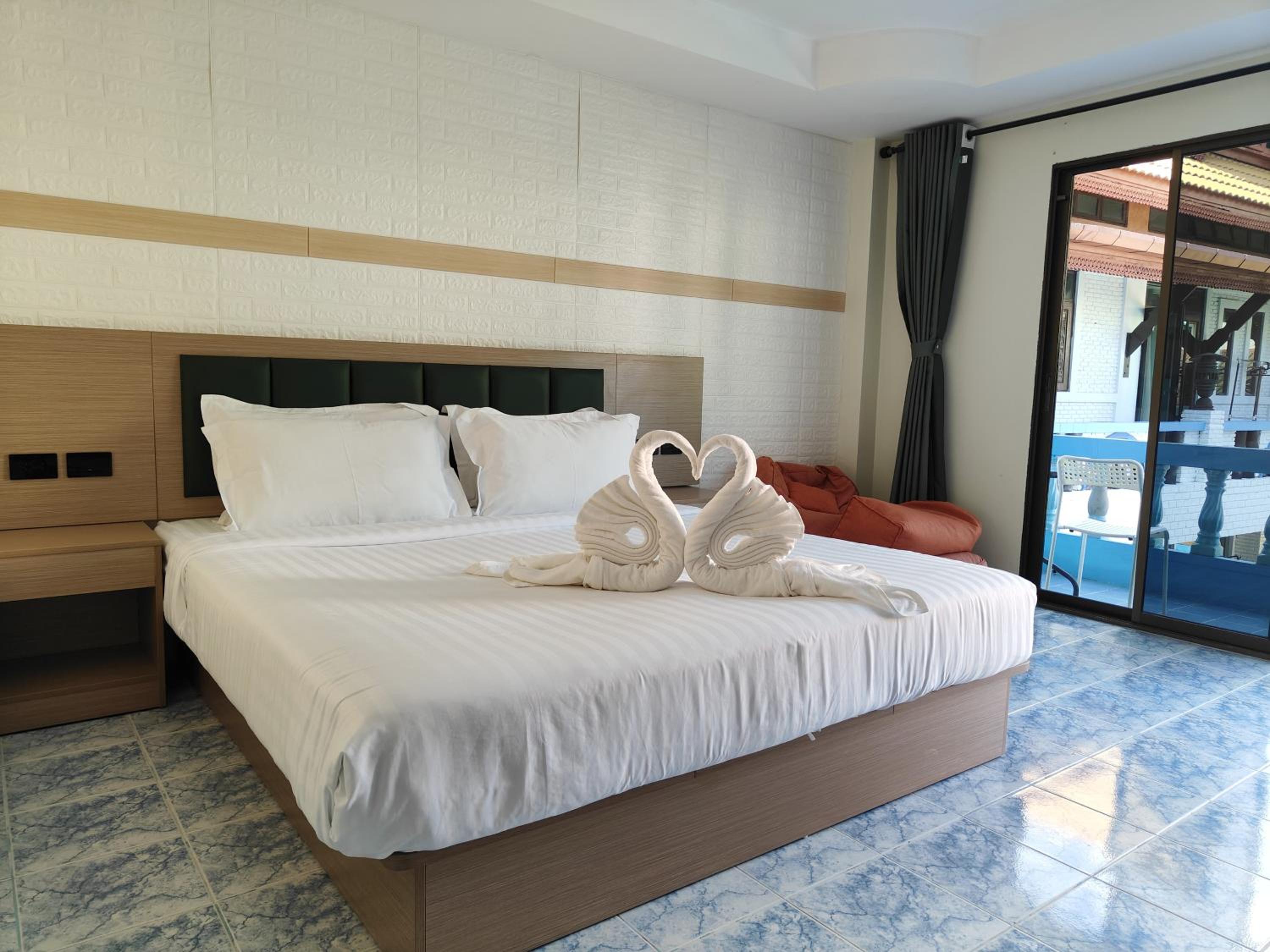 Queen Room with Balcony - Photo 1